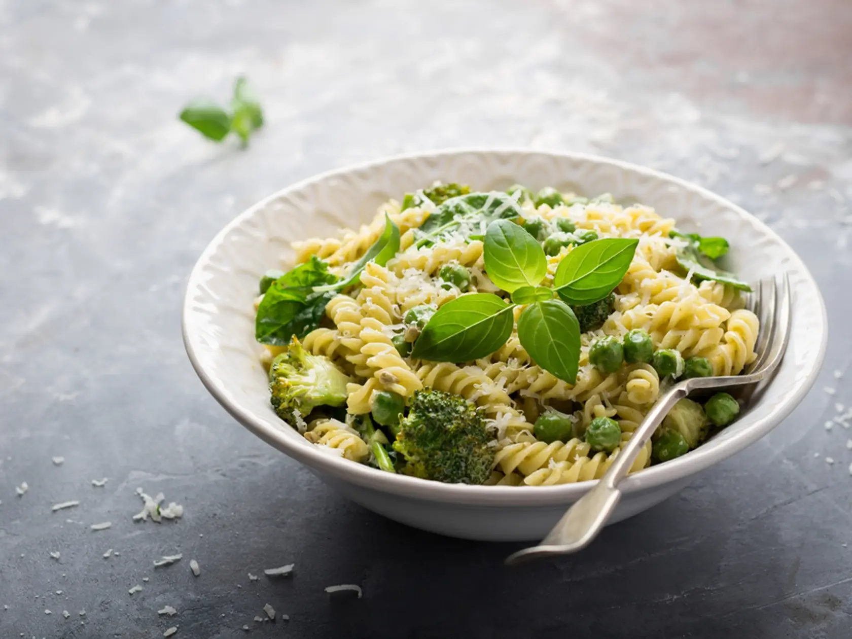 Summer,Pasta,With,Green,Peas,,Broccoli,,Spinach,,Basil,,Creamy,Pesto