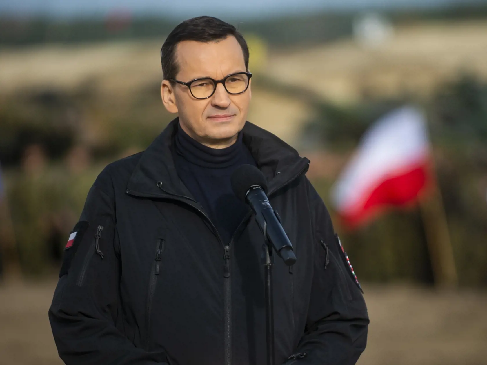 Na snímke poľský premiér Mateusz Morawiecki sa účastní so slovenským premiérom Eduardom Hegerom (nie je na snímke ) na spoločnom vojenskom cvičení Vyšehradskej skupiny (V4), USA a Británie pod názvom Puma 22 v poľskom meste Rzeszów v stredu 9. novembra 2022. FOTO TASR - Jakub Kotian