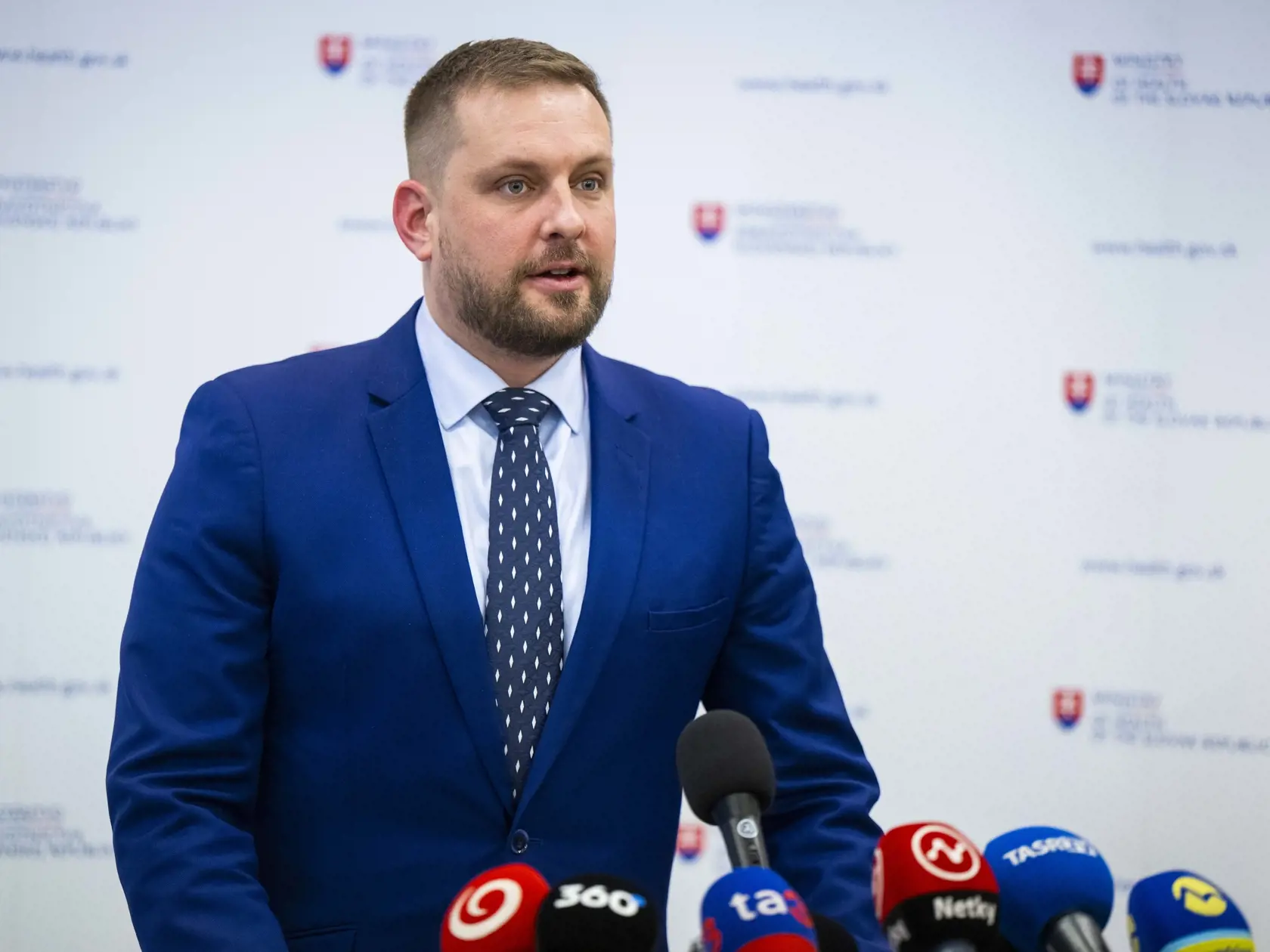 Na snímke minister zdravotníctva SR Kamil Šaško (HLAS-SD) počas tlačovej konferencie k zhodnoteniu štyroch mesiacov vo funkcii a hospodáreniu VšZP 11. februára 2025 v Bratislave. FOTO TASR – Jakub Kotian