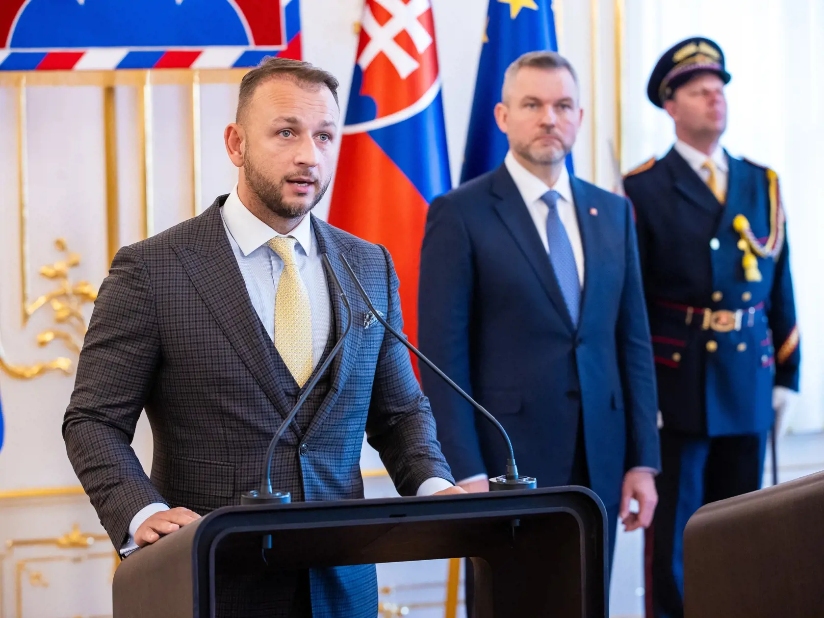Stretnutie politických strán k zahraničnopolitickej orientácii Slovenska s prezidentom SR v prezidentskom paláci. Na snímke je minister vnútra Matúš Šutaj Eštok a prezident SR Peter Pellegrini.