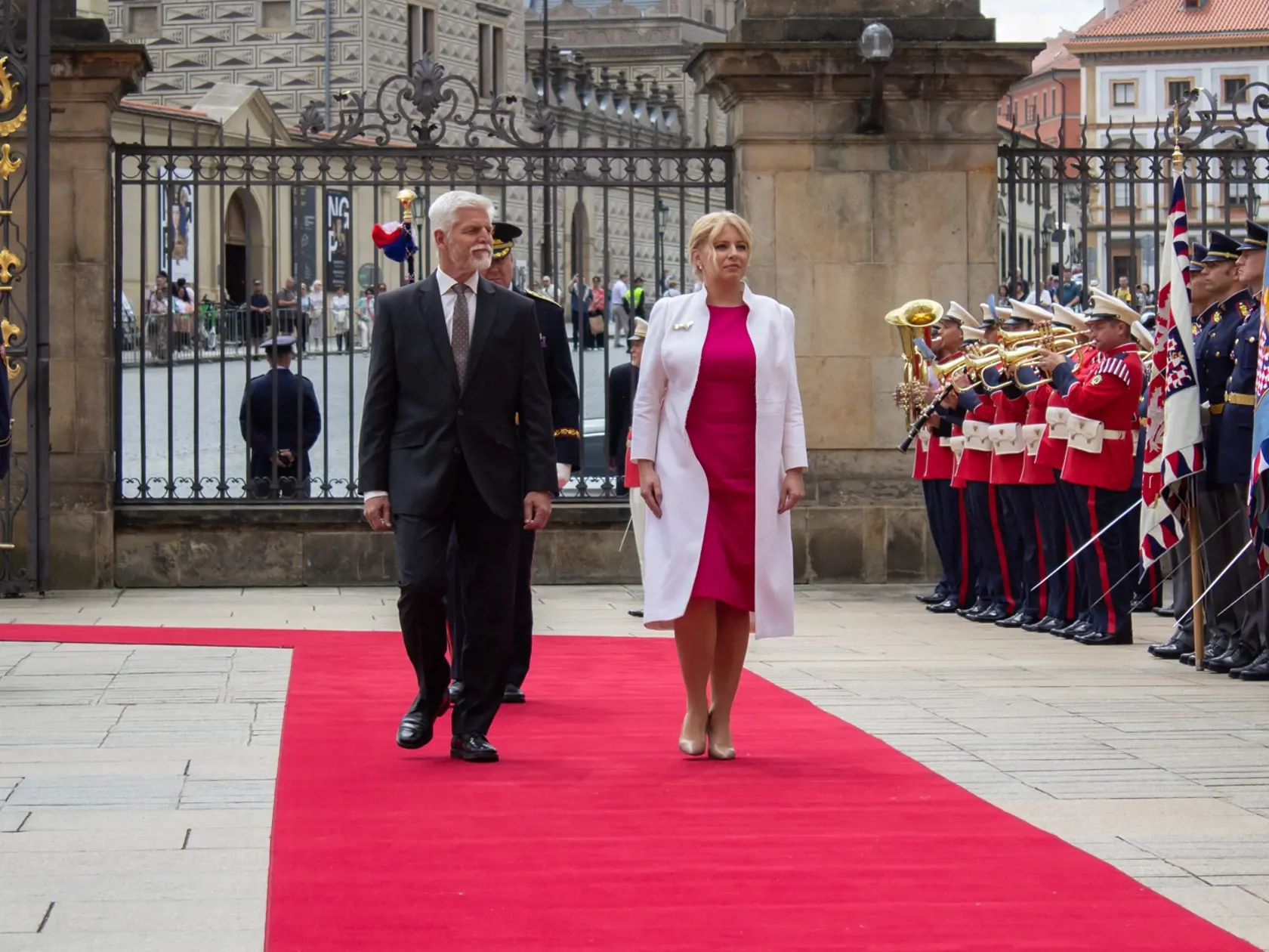 Na snímke zľava český prezident Petr Pavel a slovenská prezidentka Zuzana Čaputová počas oficiálneho privítania Zuzany Čaputovej na Pražskom hrade, kde začala svoju poslednú zahraničnú návštevu vo funkcii.