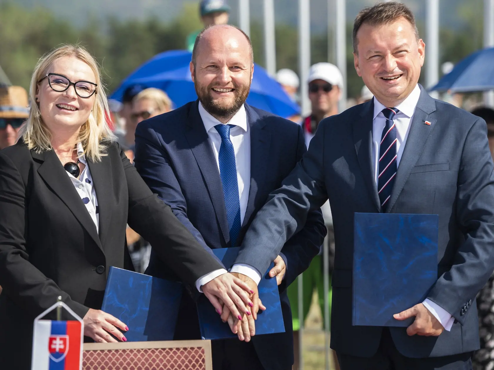 Na snímke zľava ministerka obrany Českej republiky Jana Černochová, minister obrany SR Jaroslav Naď a minister národnej obrany Poľskej republiky Mariusz Błaszczak pózujú po podpise Dohody o ochrane vzdušného priestoru Slovenskej republike počas 11. ročníka Medzinárodných leteckých dní SIA v priestoroch Leteckej základne Malacky-Kuchyňa v sobotu 27. augusta 2022.Ochranu vzdušného priestoru Slovenskej republiky prevezmú po uzemnení stíhacích lietadiel MiG-29 Česká republika a Poľsko. FOTO TASR - J