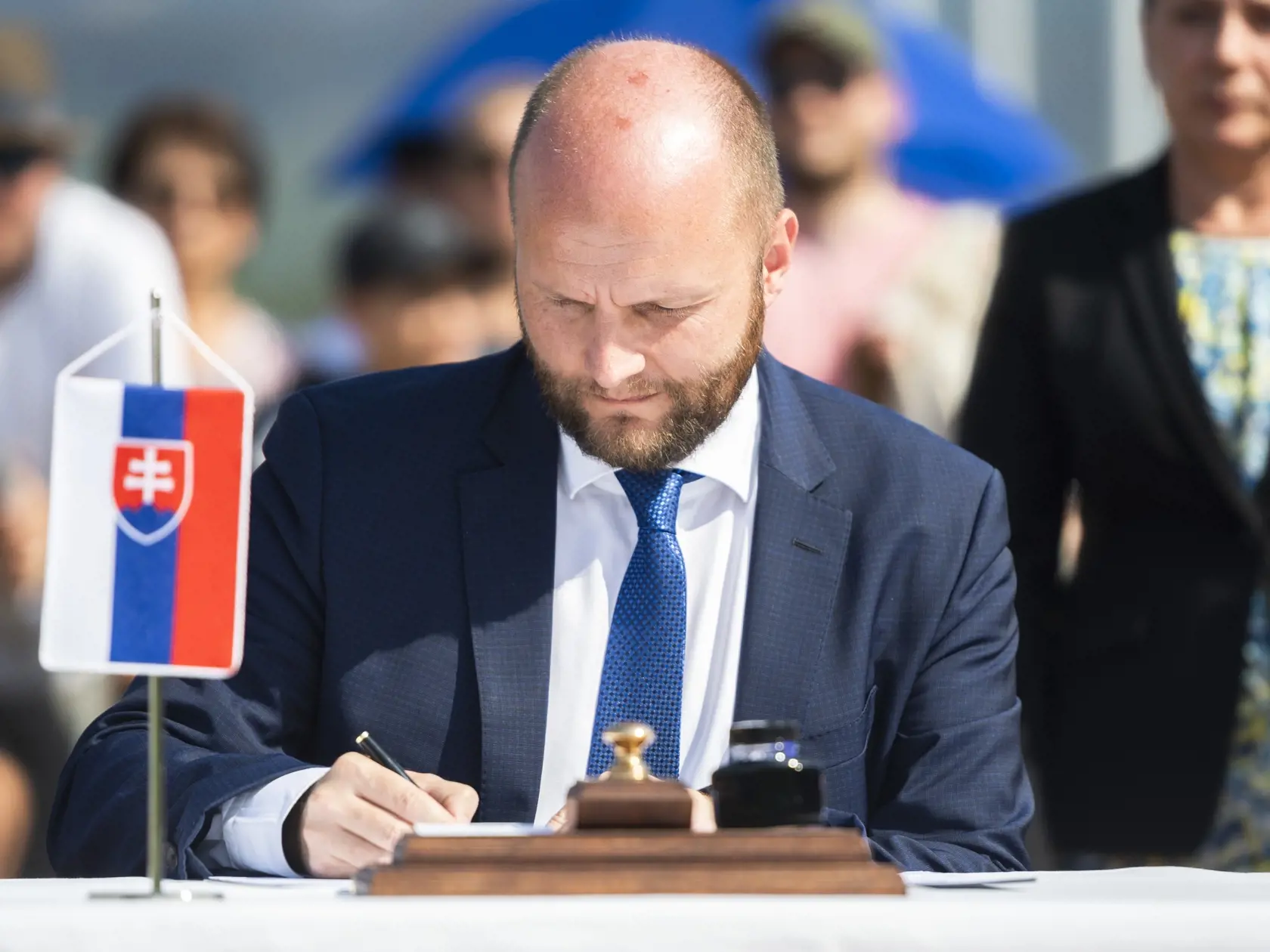 Slovensko stojí pri Poľsku a spolu so spojencami prijme opatrenia v reakcii na dopad rakiet na územie susedného Poľska. TASR o tom informovalo Ministerstvo obrany SR. Minister obrany Jaroslav Naď (OĽANO) zároveň vyzval verejnosť na zachovanie pokoja.