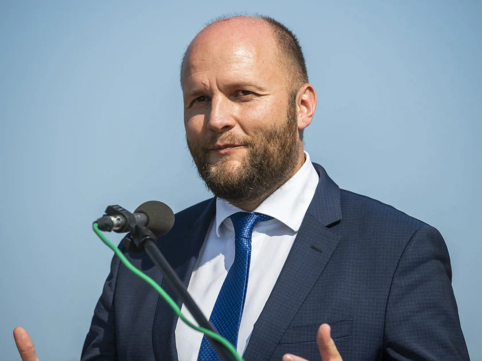 Slovensko stojí pri Poľsku a spolu so spojencami prijme opatrenia v reakcii na dopad rakiet na územie susedného Poľska. TASR o tom informovalo Ministerstvo obrany SR. Minister obrany Jaroslav Naď (OĽANO) zároveň vyzval verejnosť na zachovanie pokoja.
