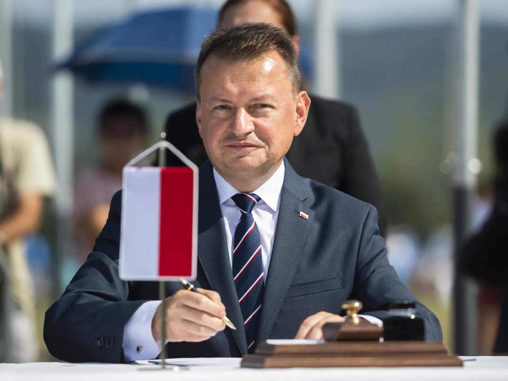 Na snímke minister národnej obrany Poľskej republiky Mariusz Blaszczak počas podpisu Dohody o ochrane vzdušného priestoru Slovenskej republike počas 11. ročníka Medzinárodných leteckých dní SIAF v priestoroch Leteckej základne Malacky-Kuchyňa v sobotu 27. augusta 2022. Ochranu vzdušného priestoru Slovenskej republiky prevezmú po uzemnení stíhacích lietadiel MiG-29 Česká republika a Poľsko. FOTO TASR - Jaroslav Novák