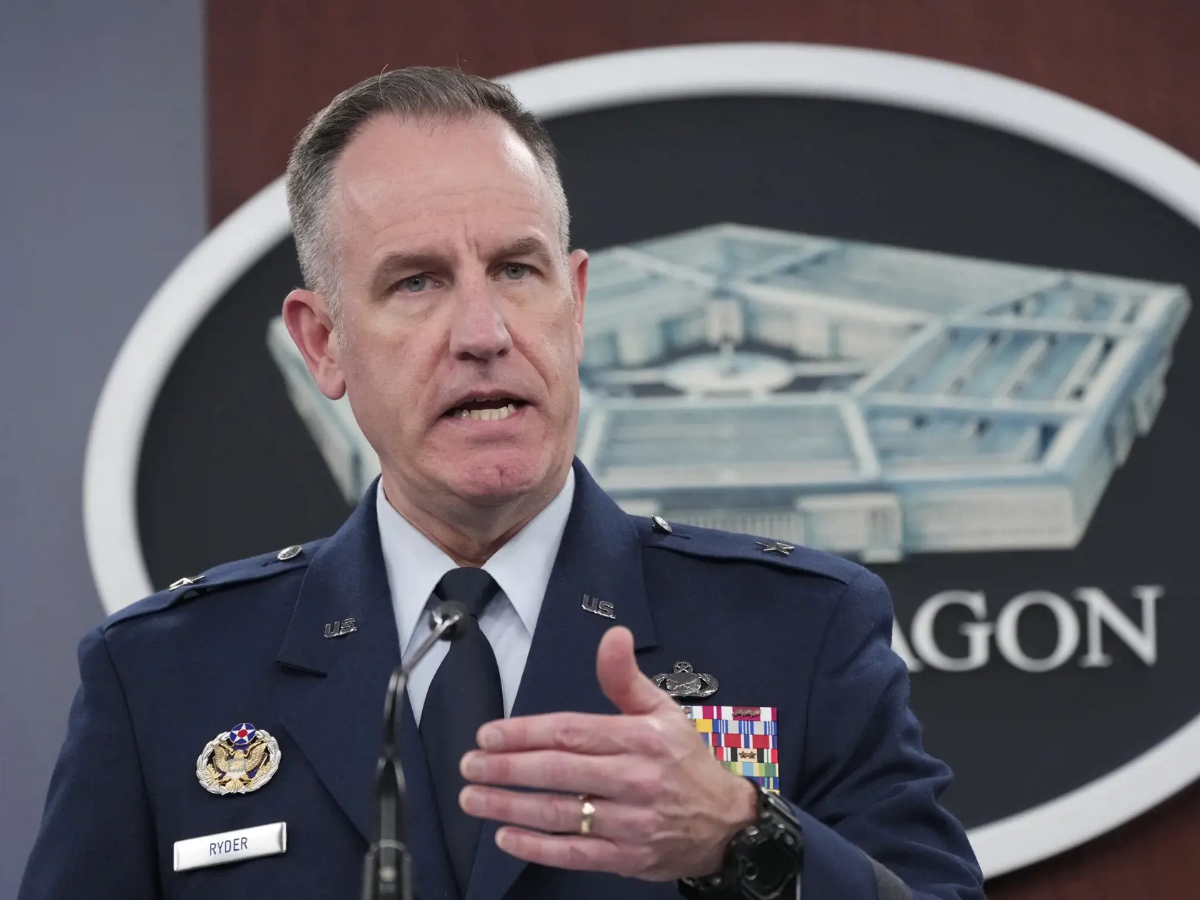 KK46 Washington - Na snímke hovorca Pentagónu Pat Ryder hovorí počas vyhlásenia 15. novembra 2022 vo Washingtone. Americké ministerstvo obrany v utorok uviedlo, že nemôže potvrdiť medializované správy, že do Poľska dopadli dve ruské rakety. Tieto správy však dôkladne vyšetruje, informuje TASR na základe správy agentúry AFP. FOTO TASR/AP
Pentagon spokesman Air Force Brig. Gen. Patrick Ryder, speaks during a briefing at the Pentagon in Washington, Tuesday, Nov. 15, 2022. (AP Photo/Manuel Balce Cen