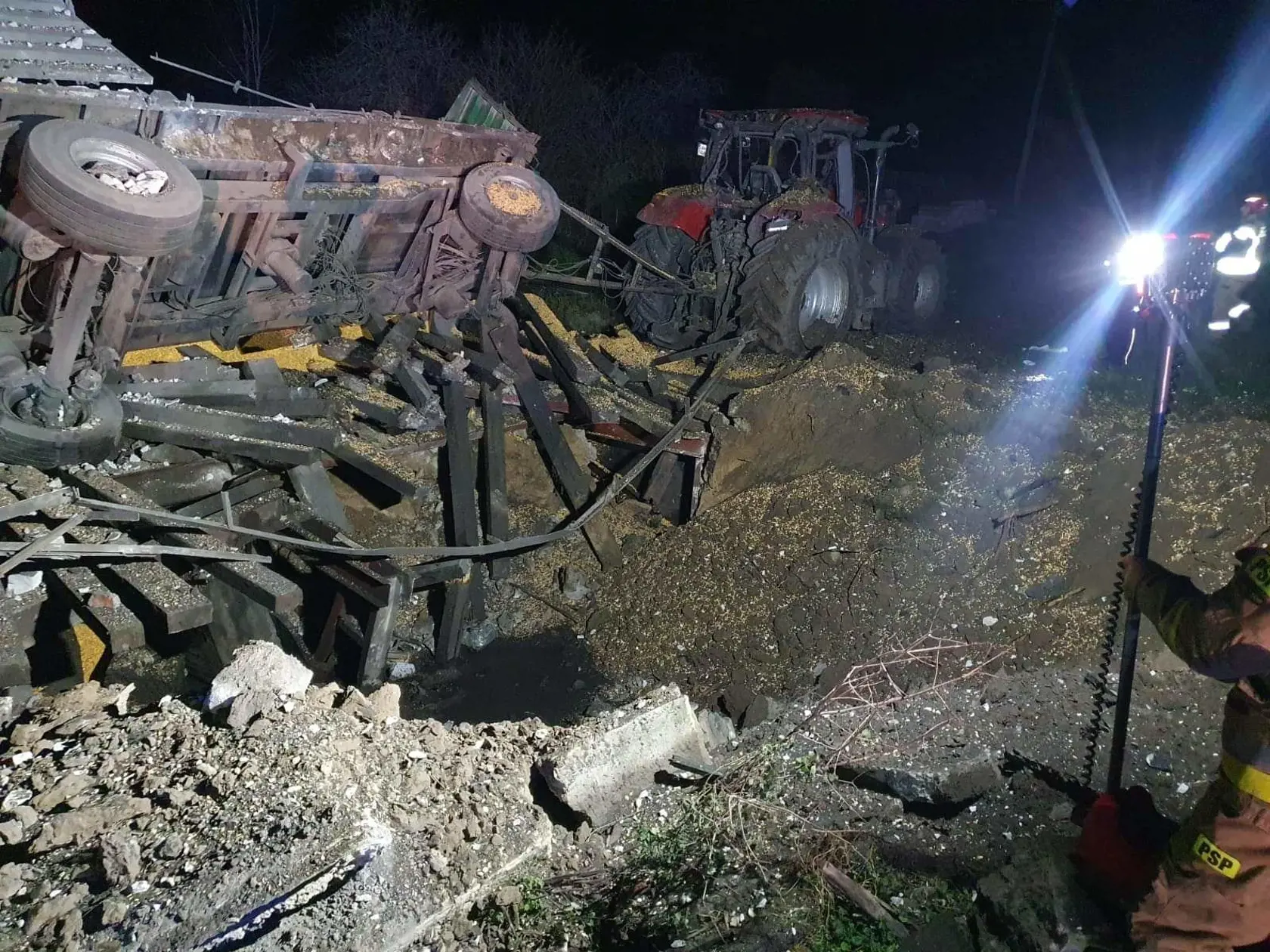 Poľské médiá uviedli, že dve osoby prišli o život v utorok popoludní po tom, čo ruská raketa zasiahla sušičku obilia v obci Przewodów neďaleko hraníc s Ukrajinou.