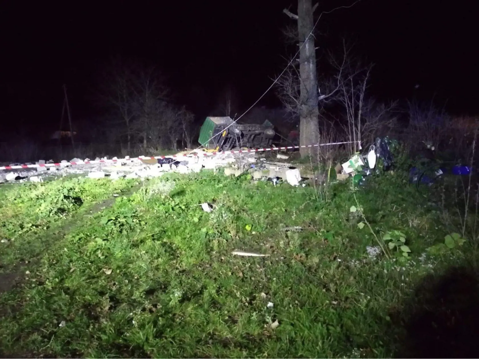 Poľské orgány preverujú rôzne verzie incidentu vrátane toho, že došlo k výbuchu bojovej rakety. Špecialisti teraz skúmajú záznamy z radarových systémov armády aj pohraničnej stráže.