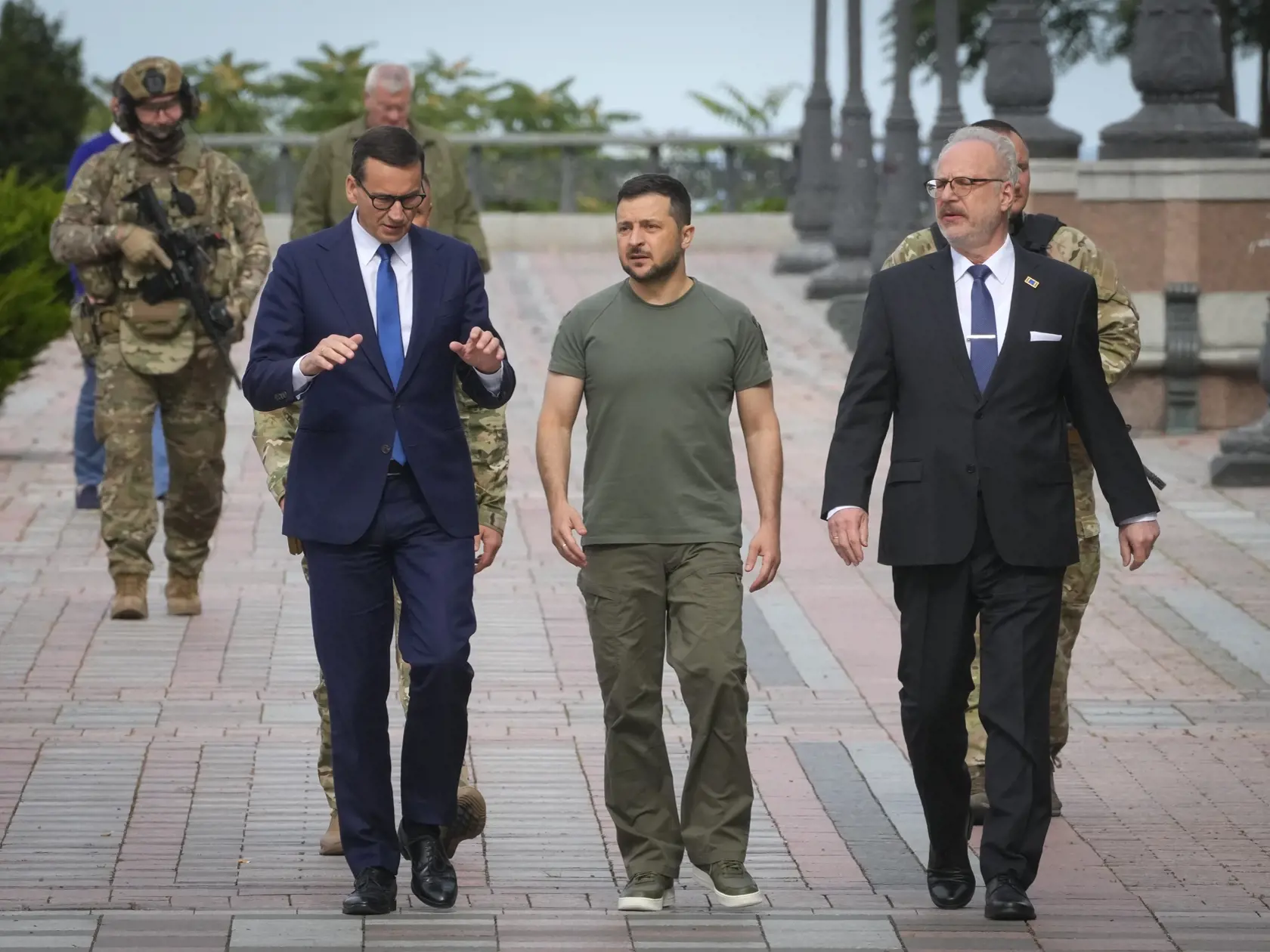 PK 52 Kyjev - Na snímke v popredí zľava poľský premiér Mateusz Morawiecki, ukrajinský prezident Volodymyr Zelenskyj a lotyšský prezident Egils Levits kráčajú po Chodníku odvahy počas návštevy v ukrajinskom Kyjeve 9. septembra 2022. Morawiecki vyhlásil počas návštevy Kyjeva, že víťazstvo Ruska nad Ukrajinou by bolo katastrofálne nielen pre túto krajinu, ale aj pre celú Európu. FOTO TASR/AP

Ukrainian President Volodymyr Zelenskyy, center, Latvian President Egils Levits, right, and Poland's Prime 
