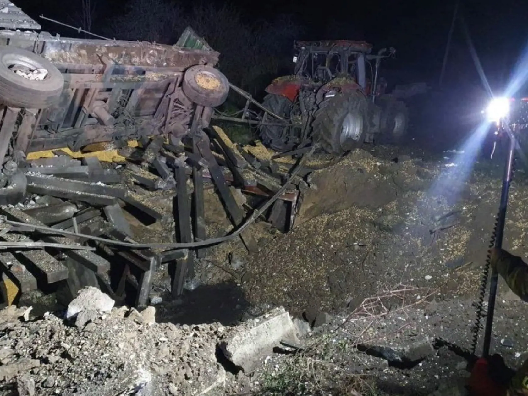 Na sociálnych sieťach sa objavili fotografie z miesta výbuchu v areáli bývalého poľnohospodárskeho družstva v Przewodówe na východe Poľska vrátane poškodeného traktora, pričom črepiny naznačujú, že by mohlo ísť o pozostatky bojovej rakety.