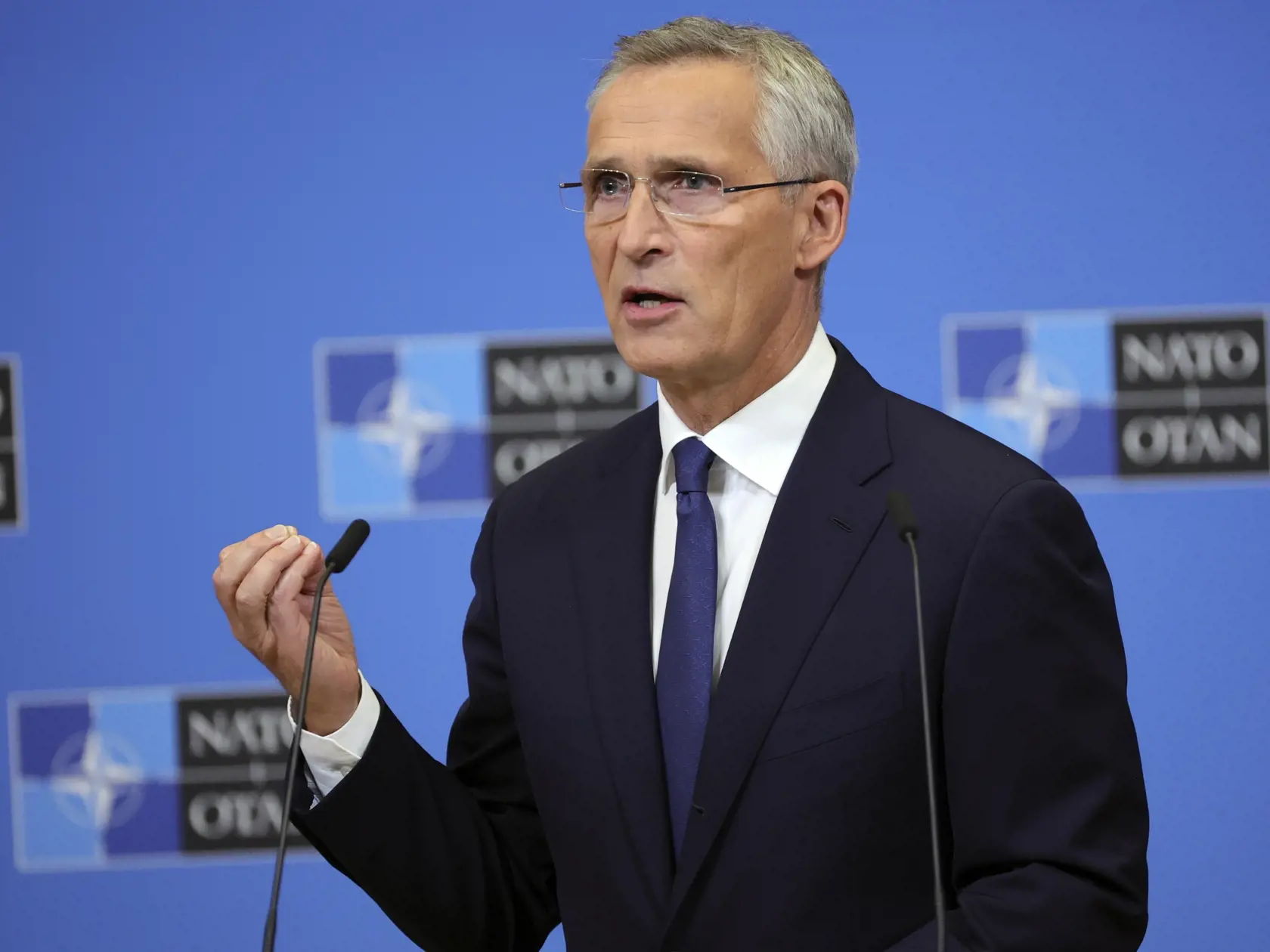 Severoatlantická aliancia (NATO) sa zaoberá nepotvrdenými správami o dvoch ruských raketách, ktoré v utorok údajne dopadli na územie Poľska a usmrtili dve osoby. Uviedol to nemenovaný predstaviteľ NATO. TASR správu prevzala z agentúry AFP.