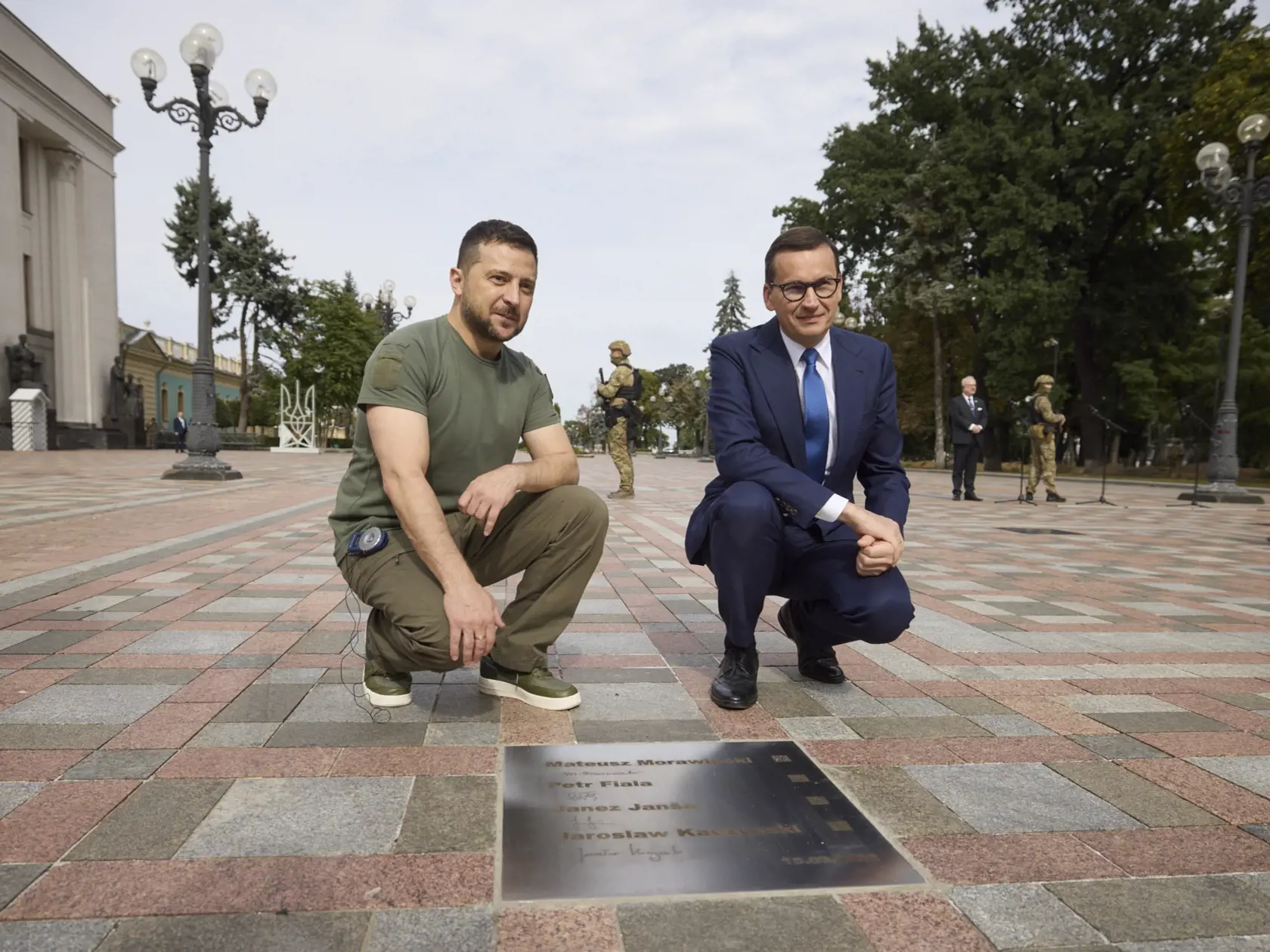 PK 61 Kyjev - Na snímke sprava poľský premiér Mateusz Morawiecki a ukrajinský prezident Volodymyr Zelenskyj pózujú pri pamätnej tabuľke počas stretnutia v ukrajinskom Kyjeve 9. septembra 2022. Štátnici z Česka, Lotyšska, Poľska a Slovinska majú od piatku tabuľky so svojím menom na Aleji  odvahy na Námestí ústavy v ukrajinskej metropole Kyjev. FOTO TASR/AP

In this photo provided by the Ukrainian Presidential Press Office, Ukrainian President Volodymyr Zelenskyy, left, and Poland's Prime Minister