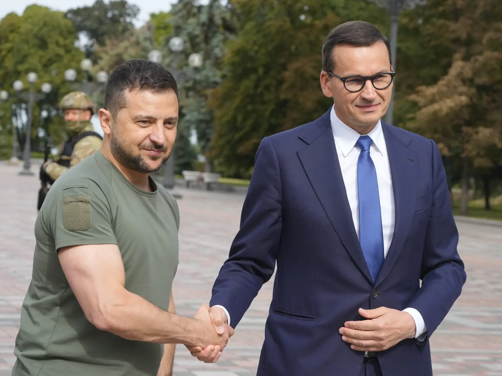 PK 53 Kyjev - Na snímke sprava poľský premiér Mateusz Morawiecki a ukrajinský prezident Volodymyr Zelenskyj si podávajú ruky počas stretnutia v ukrajinskom Kyjeve 9. septembra 2022. Morawiecki vyhlásil počas návštevy Kyjeva, že víťazstvo Ruska nad Ukrajinou by bolo katastrofálne nielen pre túto krajinu, ale aj pre celú Európu. FOTO TASR/AP

Ukrainian President Volodymyr Zelenskyy, left, and Poland's Prime Minister Mateusz Morawiecki shake hands during their meeting in Kyiv, Ukraine, Friday, Sept