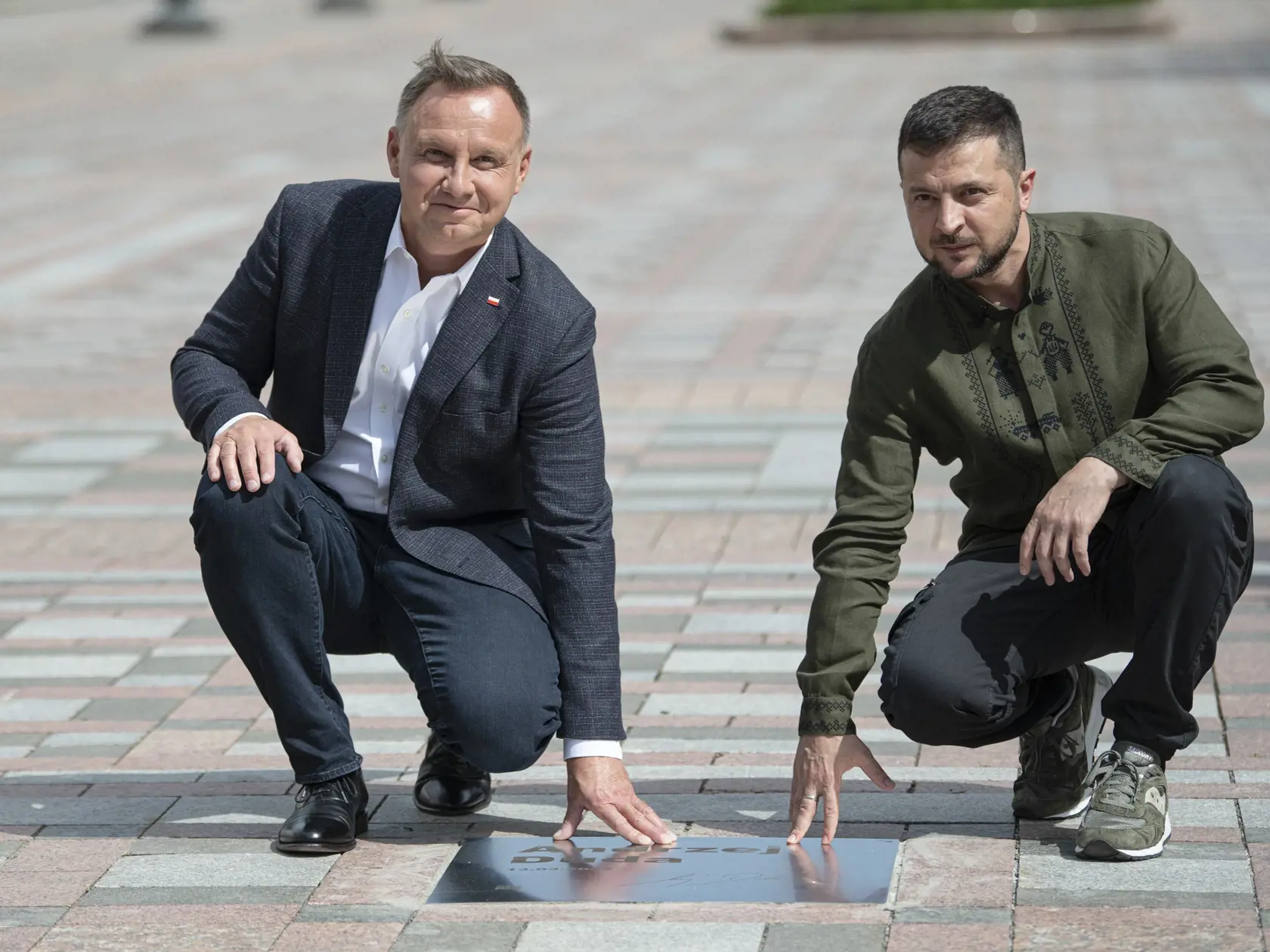 WA 50 Kyjev - Poľský prezident Andrzej Duda (vľavo) a ukrajinský prezident Volodymyr Zelenskyj pózujú pri príležitosti otvorenia Chodníka odvážnych v Kyjeve v utorok 23. augusta 2022. Na Chodníku odvážnych budú tabule s menami tých, ktorí pomáhali v boji proti ruskej invázii na Ukrajinu. Na prvej tabuli je meno poľského prezidenta Andrzeja Dudu. FOTO TASR/AP  

Duda pricestoval do Kyjeva v utorok ráno na pozvanie ukrajinskej hlavy štátu Volodymyra Zelenského. Ide už o piate stretnutie Dudu a Zel