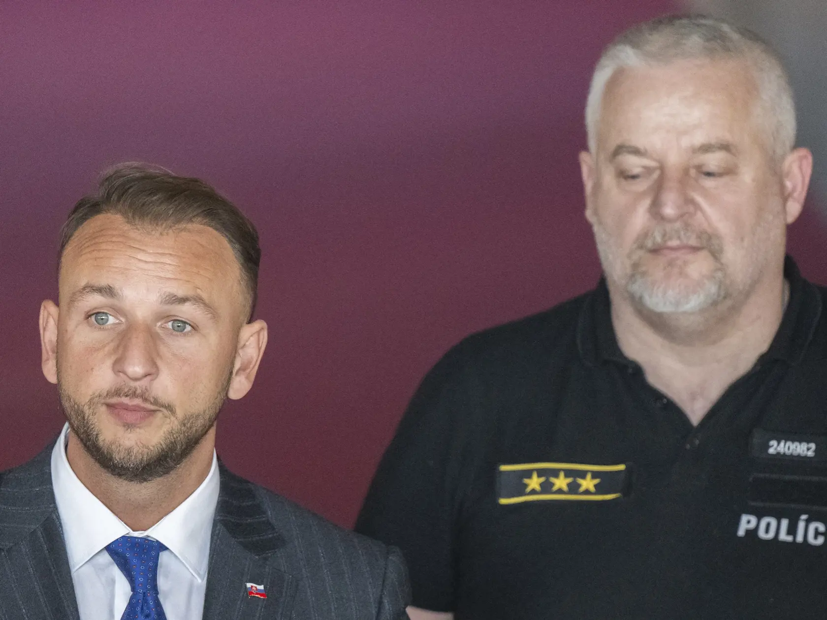 Na snímke zľava minister vnútra Matúš Šutaj Eštok (Hlas-SD) a prezident Policajného zboru (PZ) SR Ľubomír Solák počas tlačovej konferencie po zasadnutí Výboru Národnej rady (NR) Slovenskej republiky (SR) pre obranu a bezpečnosť v Bratislave vo štvrtok 14. novembra 2024. Výbor sa sa zaoberal policajnou brutalitou v Košiciach. Policajt mal počas služby 5. novembra spôsobiť mužovi zaistenému pri trestnom čine viacpočetné zranenia, ktorým na druhý deň v nemocnici podľahol. V utorok 12. novembra ho obvinil vyšetrovateľ Úradu inšpekčnej služby (ÚIS) a hrozí mu trest 12 až 15 rokov odňatia slobody.