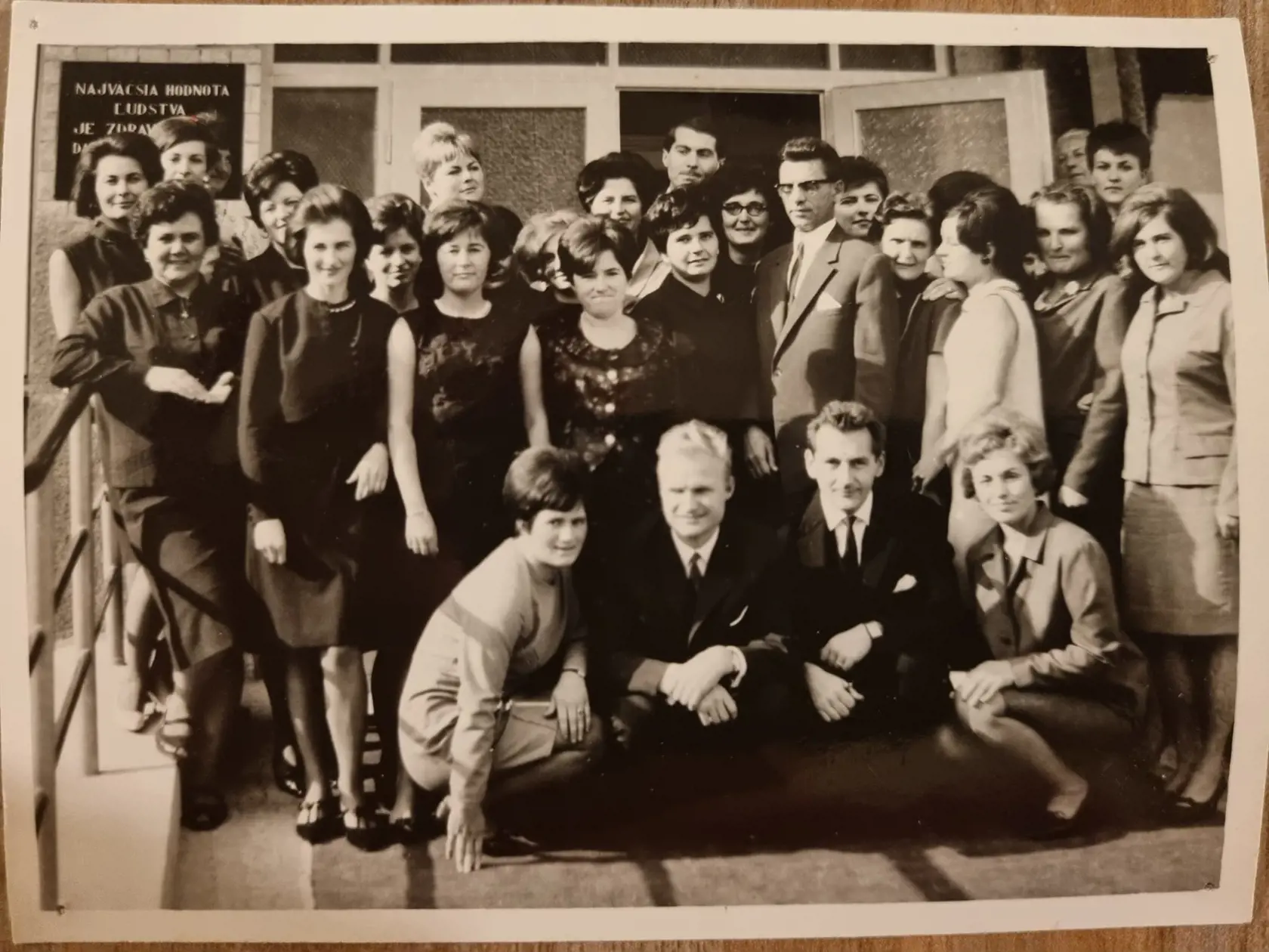 Foto z 1967, hneď po jej otvorení a na fotke je vtedajší personál interného oddelenia