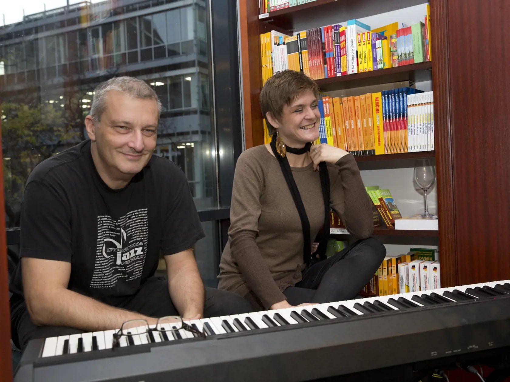 Krst knihy receptov Katky Brychtovej. Hostí podujatím sprevádzali jej dcéra Katka Ahmedová a sestra Zuzana Šebestová. Knižku uviedli do života Katkini priatelia Peter Justin Topoľský malinovým sirupom, Martin Nikodým čokoládou a Emma Tekelyová s dcérou Emou orechmi.  