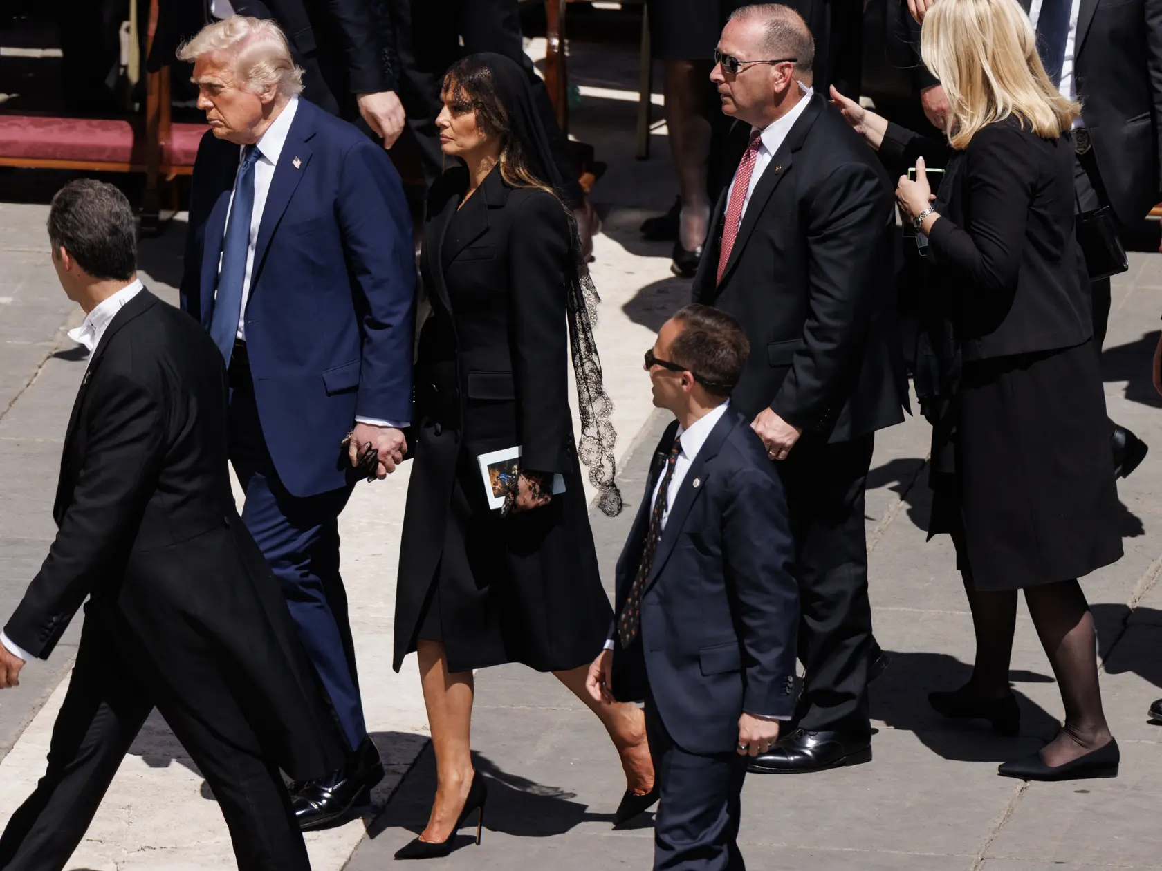 Trump s Melaniou na pohrebe pápeža Františka.