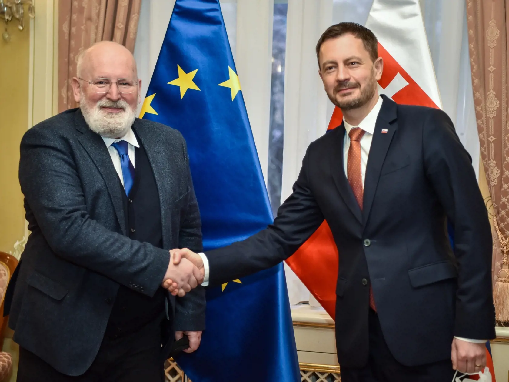 Na snímke výkonný podpredseda Európskej komisie (EK) zodpovedný za Európsku zelenú dohodu (vľavo) a slovenský premiér Eduard Heger počas prijatia v historickej budove Úradu vlády SR 4. februára 2022 v Bratislave. FOTO TASR - Pavol Zachar