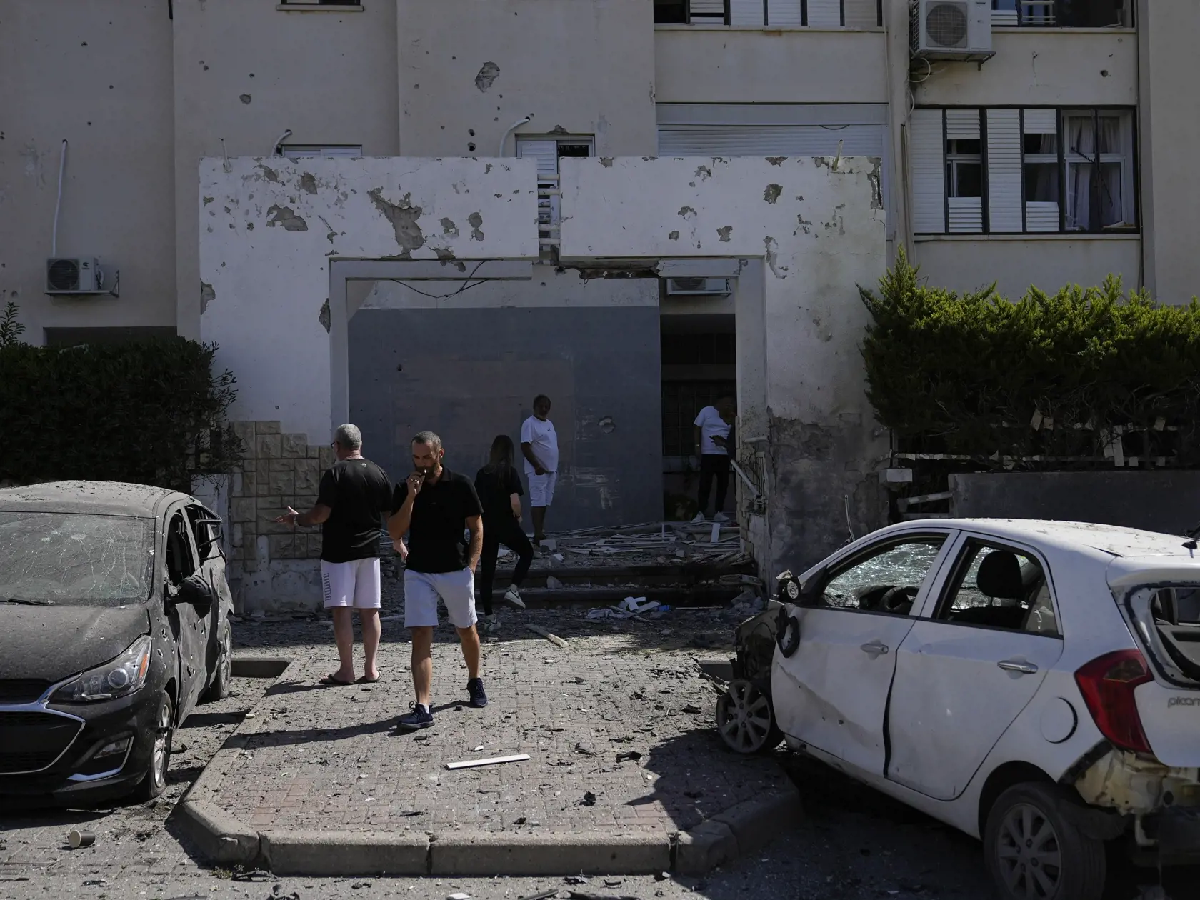 JB 15 Aškelon - Obyvatelia sa pozerajú na škody po raketovom útoku z pásma Gazy v izraelskom meste Aškelon 7. októbra 2023. Vodca islamistického hnutia Hamas oznámil, že táto ozbrojená skupina začala novú vojenskú operáciu proti Izraelu. V Jeruzaleme sa rozozvučali sirény oznamujúce letecký poplach. TASR správu prevzala v sobotu z agentúr AP a AFP. FOTO TASR/AP

Residents look at damage after a rocket attack from the Gaza Strip in Ashkelon, Israel, on Saturday, Oct. 7, 2023. Palestinian militant