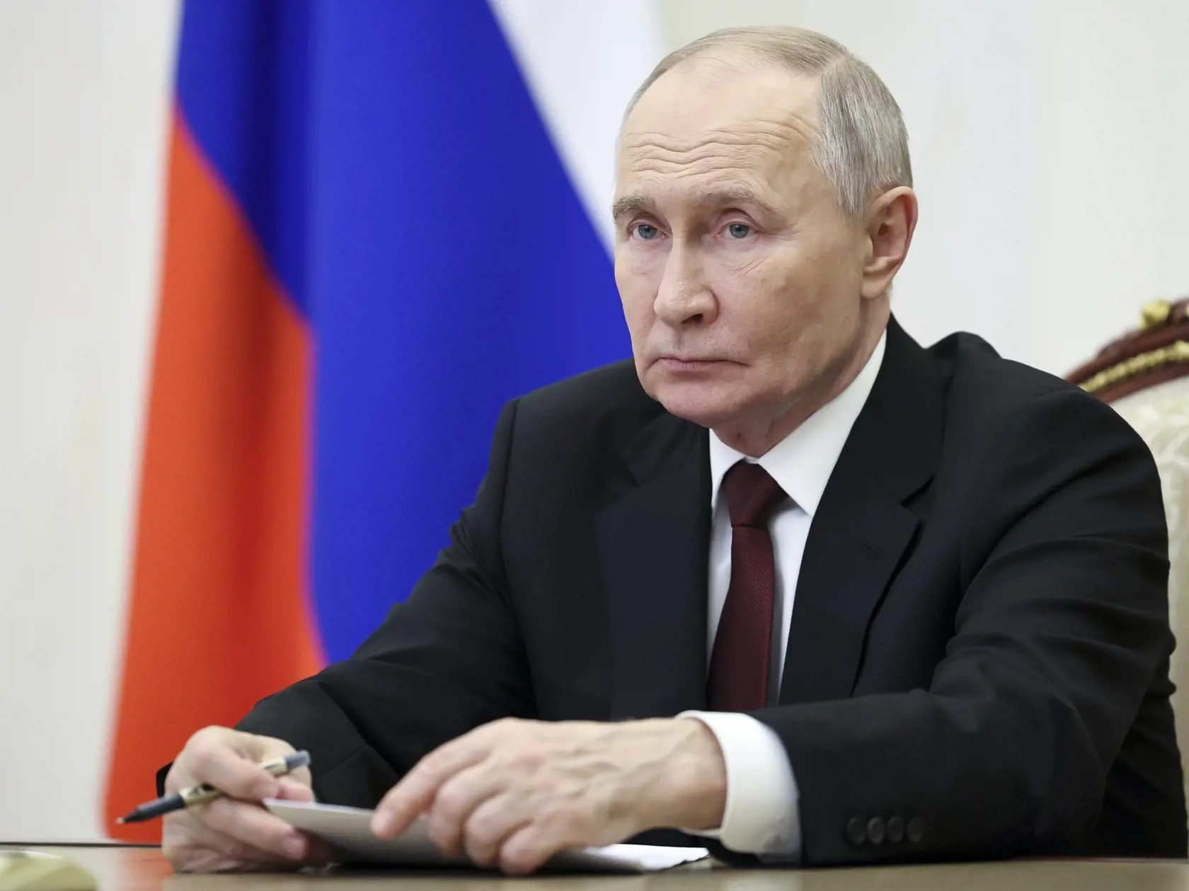 Ruský prezident Vladimir Putin sa rozpráva s predsedom ruskej štátnej Dumy Vjačeslavom Volodinom počas ich stretnutia prostredníctvom videokonferencie v Kremli v Moskve 19. decembra 2024.