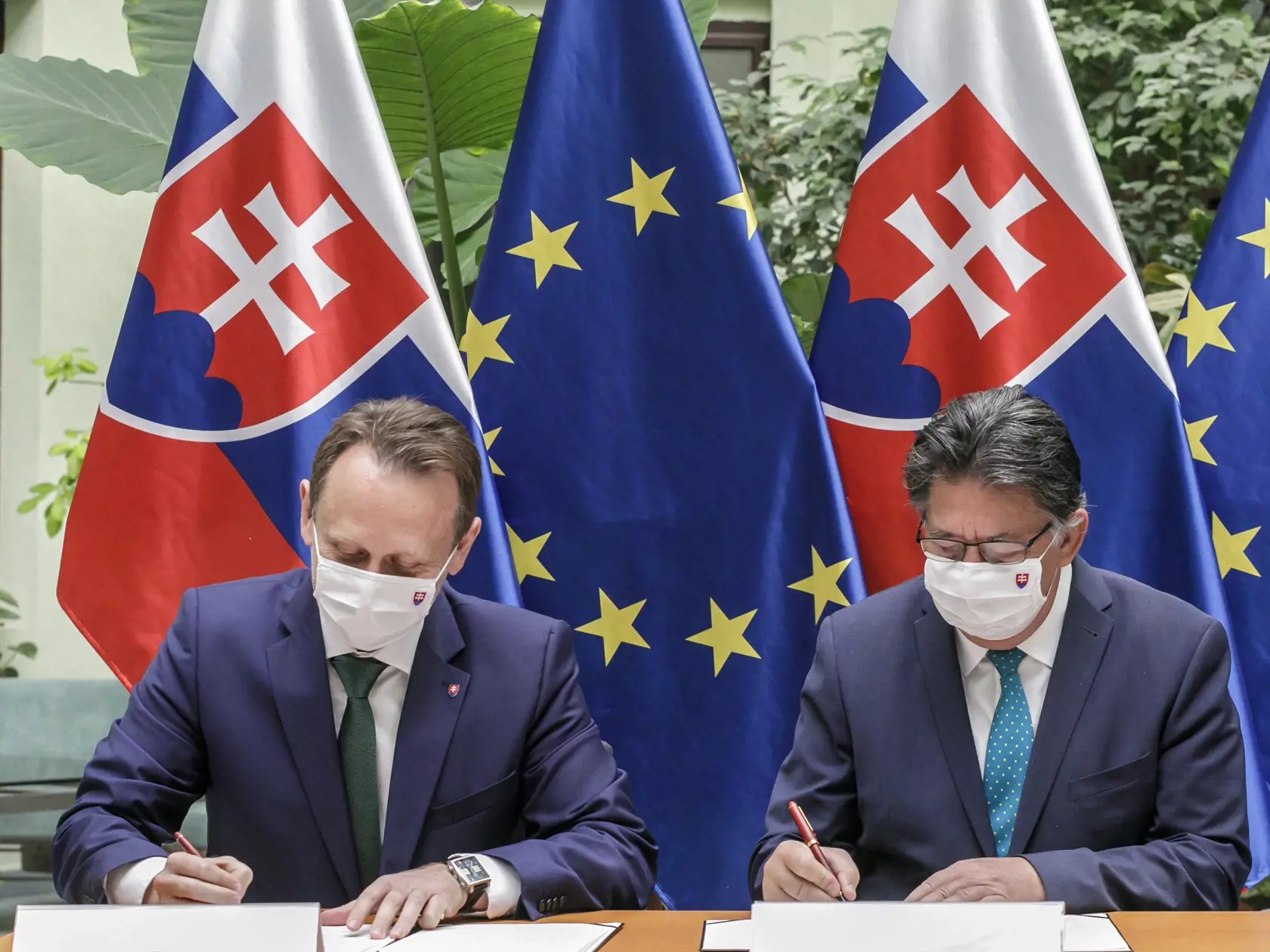 Na snímke sprava minister životného prostredia (MŽP) SR Ján Budaj (OĽANO) a minister pôdohospodárstva a rozvoja vidieka (MPRV) SR Samuel Vlčan (nominant OĽANO)
