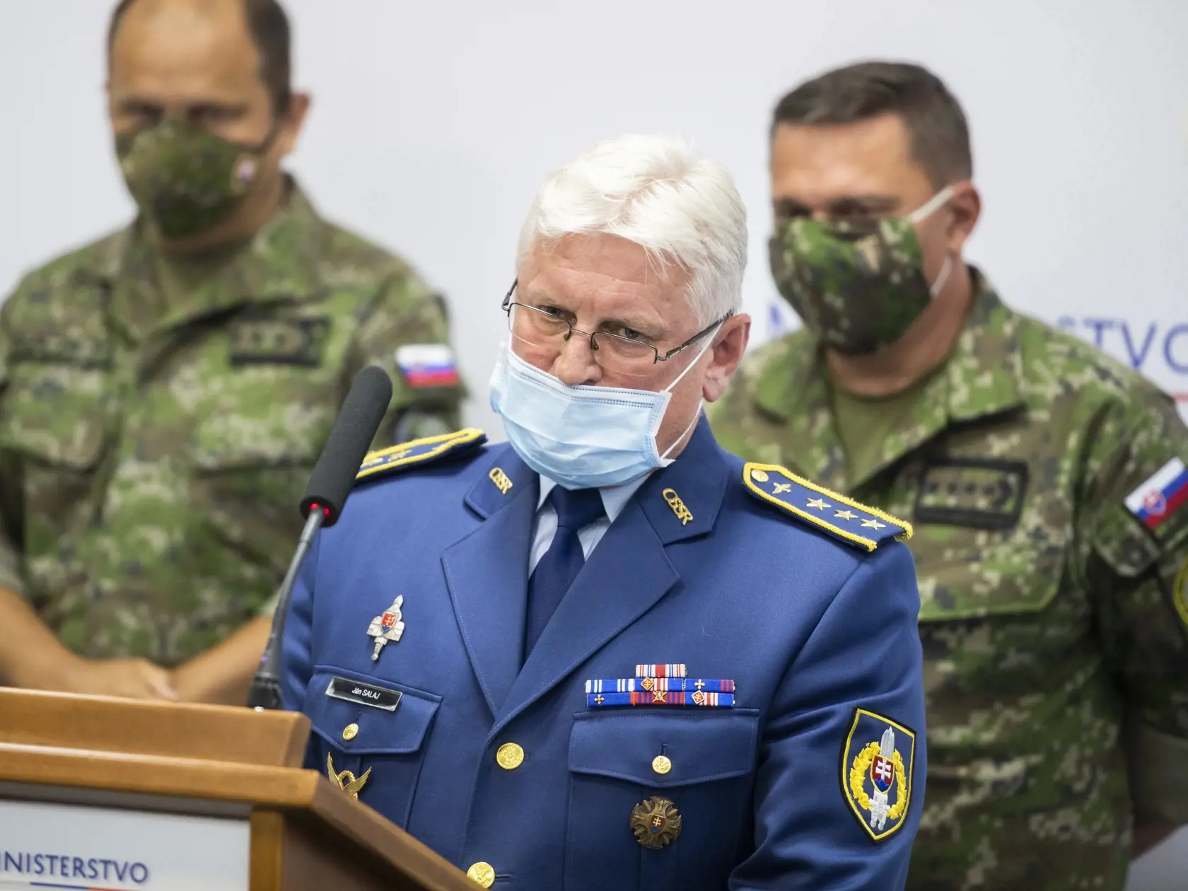 Na snímke zľava veliteľ Vzdušných síl OS SR Ľubomír Svoboda, hlavný inšpektor bezpečnosti letov Ján Salaj, náčelník Generálneho štábu OS SR Daniel Zmeko počas tlačovej konferencie o záveroch vyšetrovania minuloročnej leteckej nehody stíhacieho lietadla MiG-29 v Bratislave 13. júla 2020. FOTO TASR - Jaroslav Novák
