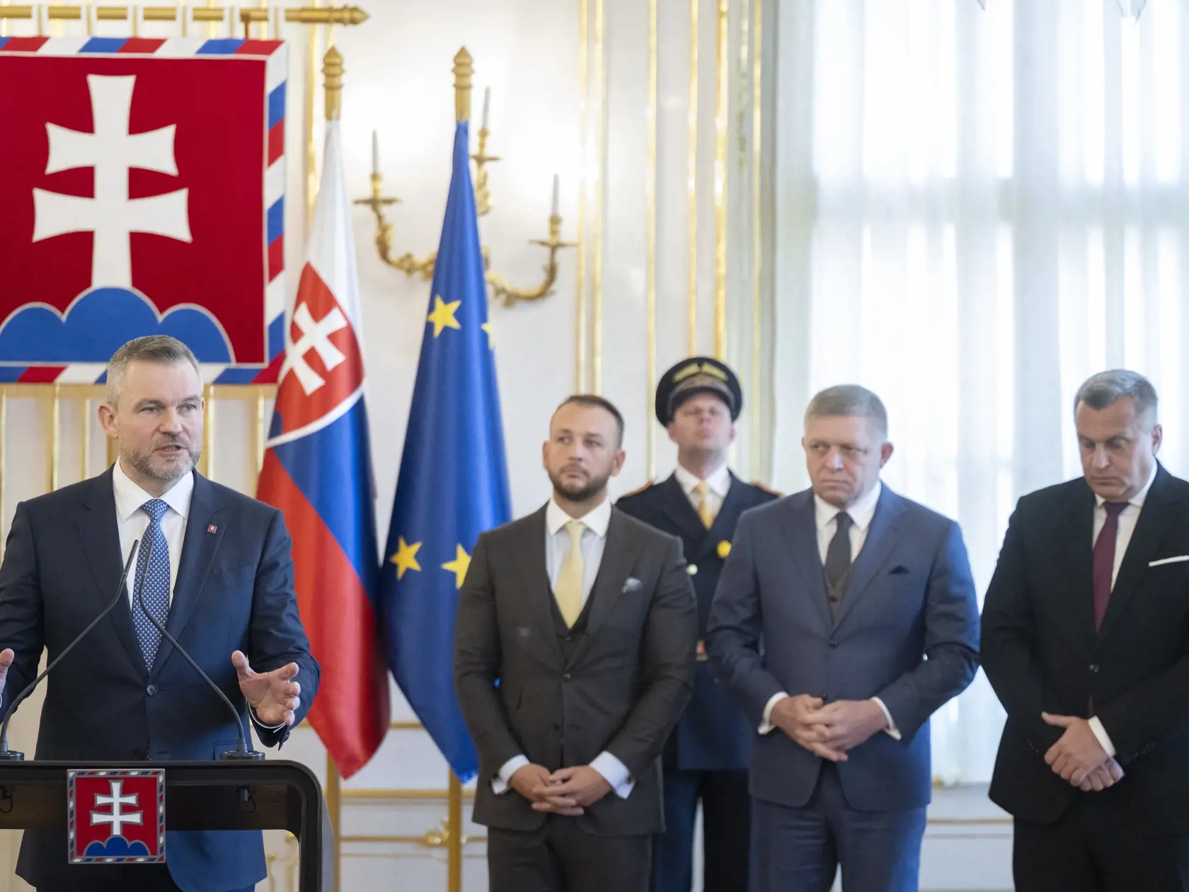 Na snímke zľava prezident SR Peter Pellegrini, predseda strany Hlas-SD a minister vnútra SR Matúš Šutaj Eštok, predseda strany Smer-SD a premiér SR Robert Fico, predseda Slovenskej národnej strany (SNS) a podpredseda Národnej rady (NR) SR Andrej Danko počas tlačovej konferencie po stretnutí politických strán za okrúhlym stolom k zahraničnopolitickej orientácii Slovenska, ktoré zorganizovala hlava štátu v Prezidentskom paláci v Bratislave v utorok 4. februára 2025.
