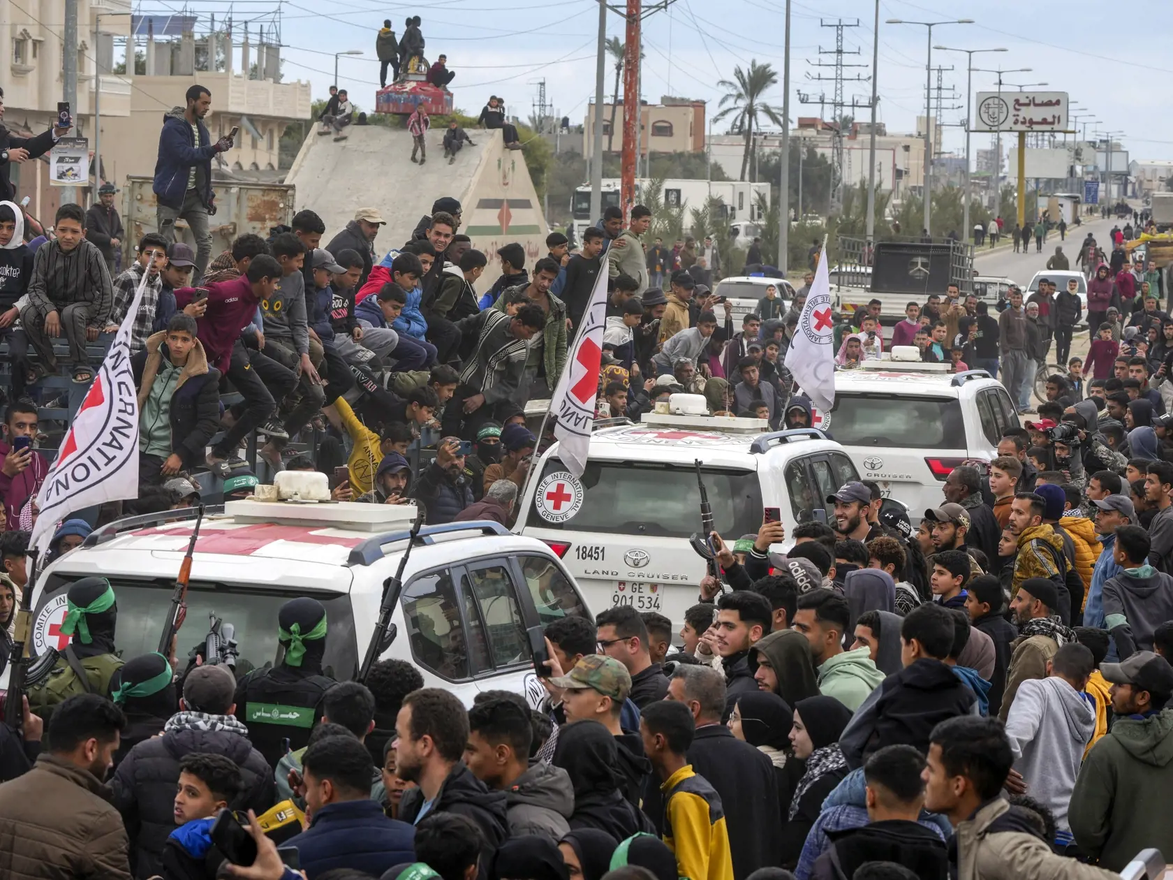 Vozidlá Červeného kríža, ktoré sprevádzajú bojovníci palestínskeho radikálneho hnutia Hamas, odvážajú prepustených izraelských rukojemníkov v meste Dajr al-Balah v Pásme Gazy v sobotu 8. februára 2025.