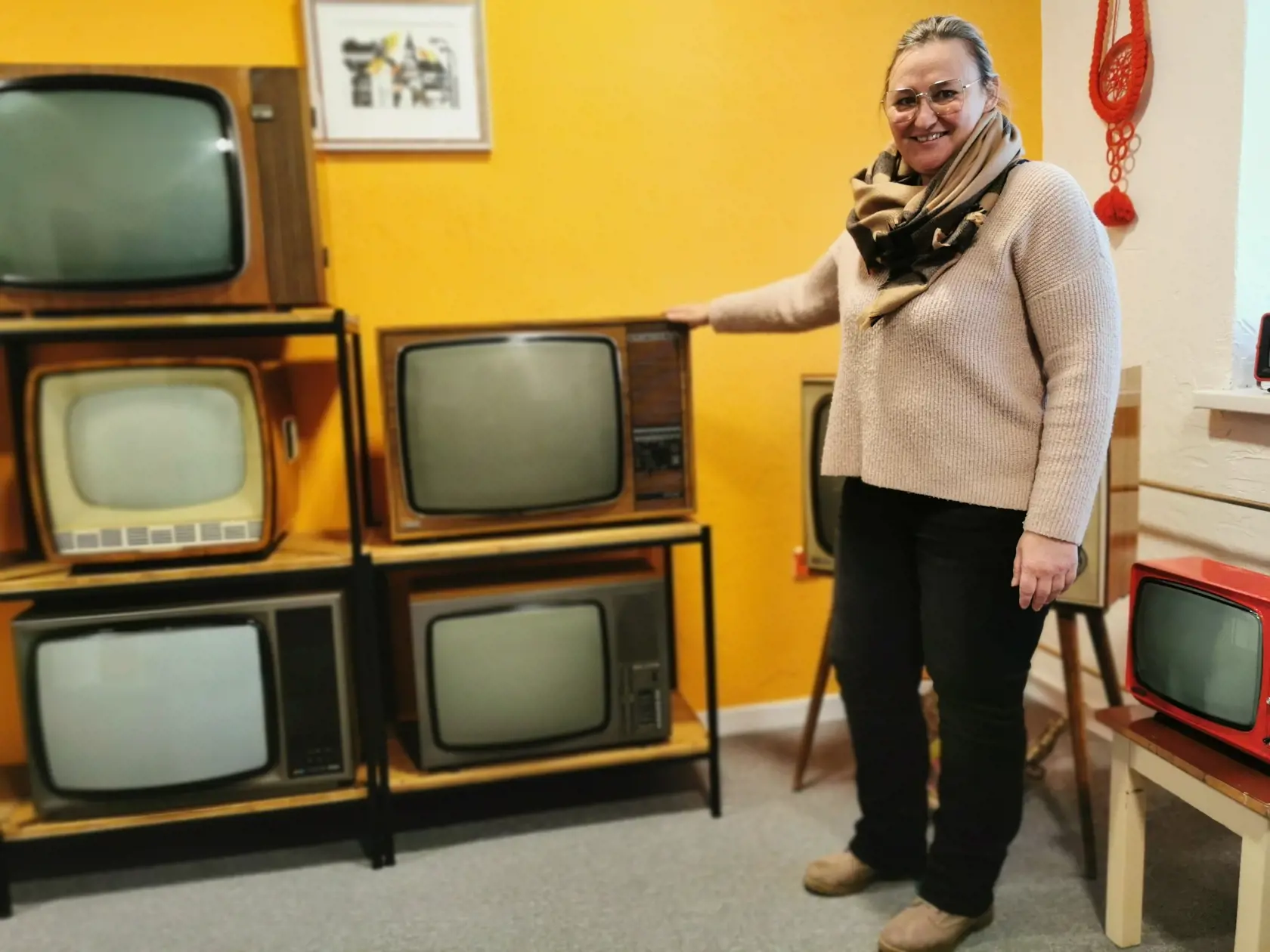 "Tiež som bola diaľkovým ovládačom takéhoto televízora," ukazuje so smiechom Ž. Wohlandová.