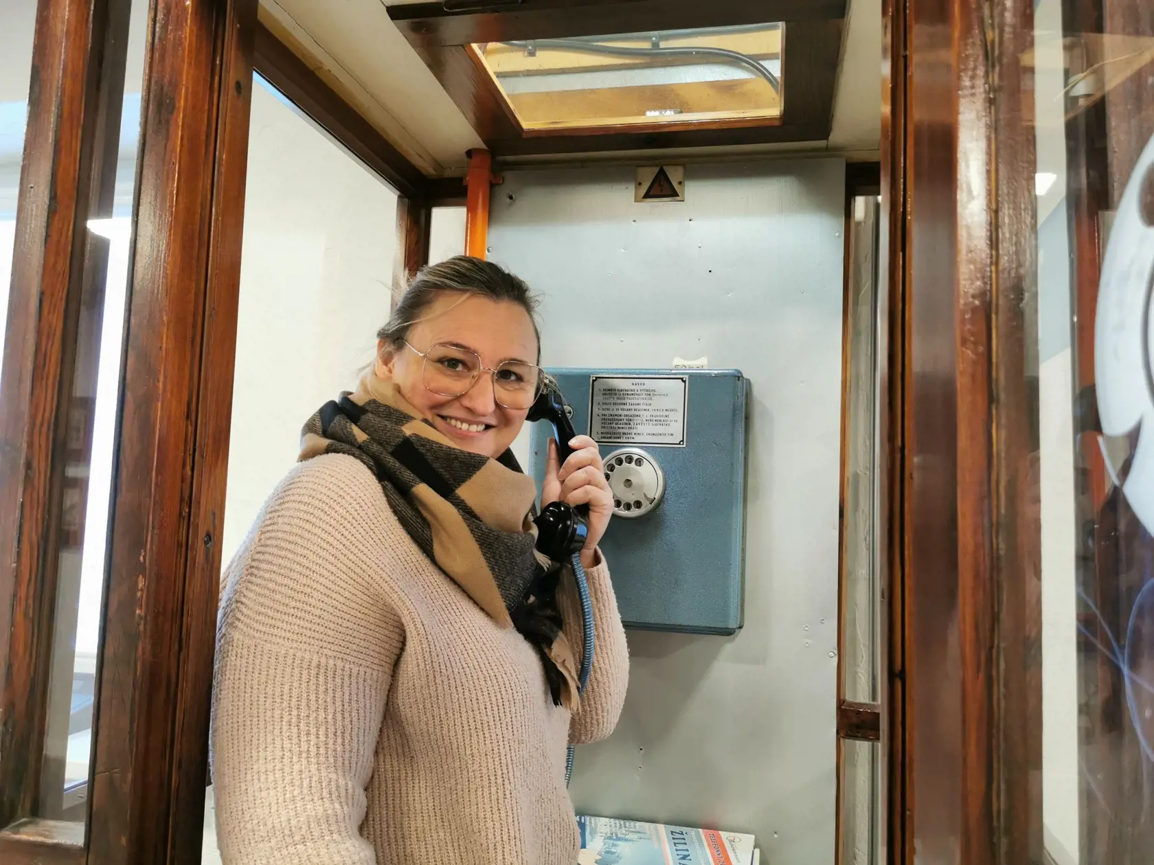 Žaneta Wohlandová ukazuje ako sme kedysi telefonovali z verejných telefónnych búdok.