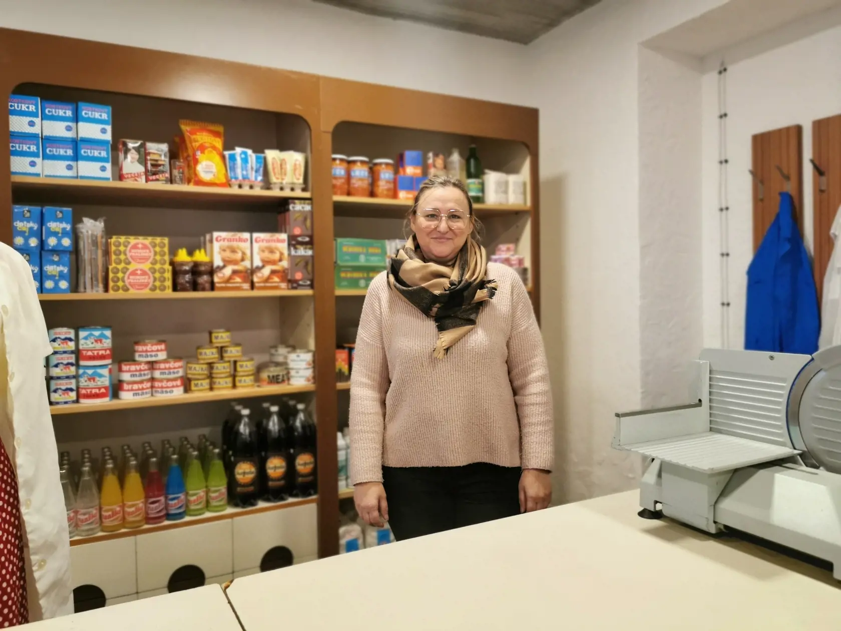 V časti, kde sa nachádza obchod sú vystavené potraviny z čias socializmu ešte v originálnych obaloch. „Máme tu aj pracie prostriedky, toaletný papier aj cigarety, všetko je to od ľudí, ktorí nám to priniesli,“ uzatvára Ž. Wohlandová.