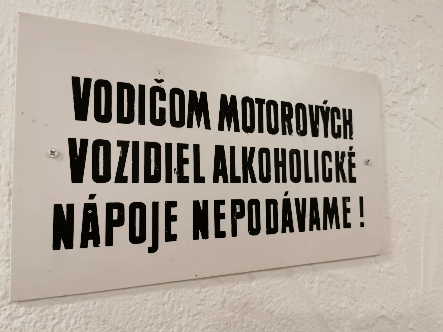 Nápis z krčmy z čias socializmu.