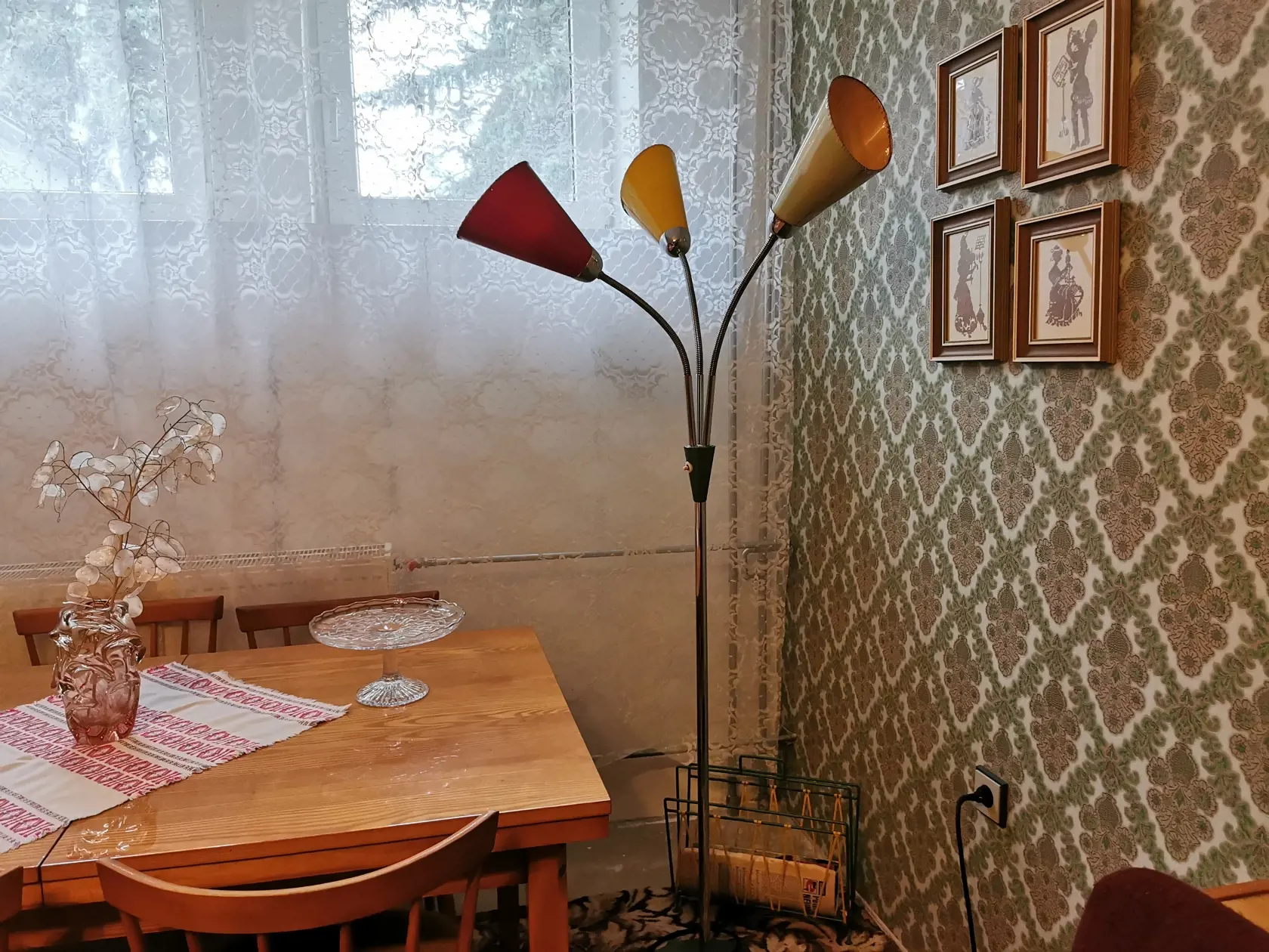 Spomínate si na túto nádherú lampu a tapety? A čo vyšívané obrazy?