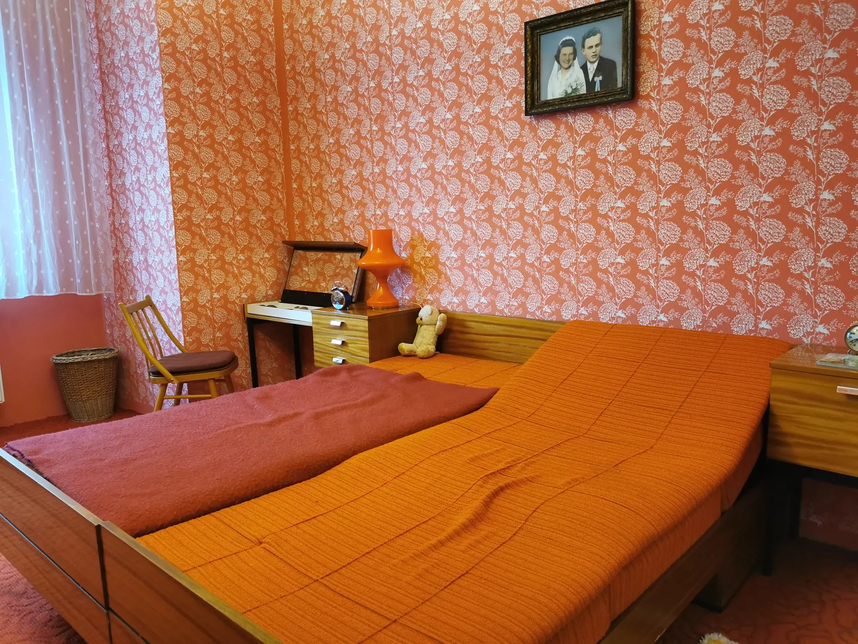 Spálňa s tapetami, ktoré nesmeli chýba v žiadnej izbe.