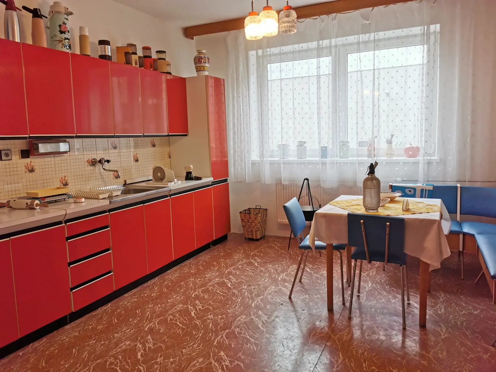 Tiež kuchyňa vo vašom byte vyzerala podobne ako táto? Spomínate si na linoleum a lavicu, kam sa dal do ukladacieho priestoru uložiť doslova celý byt?