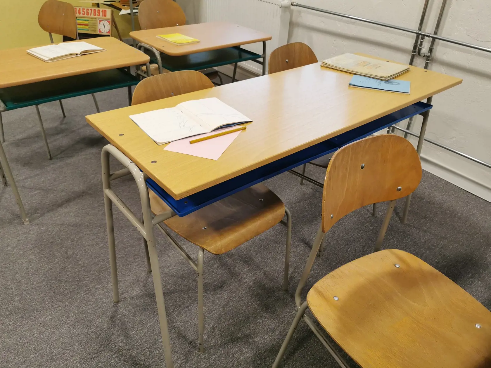 Za takýmito lavicami sme sa kedysi učili všetci.