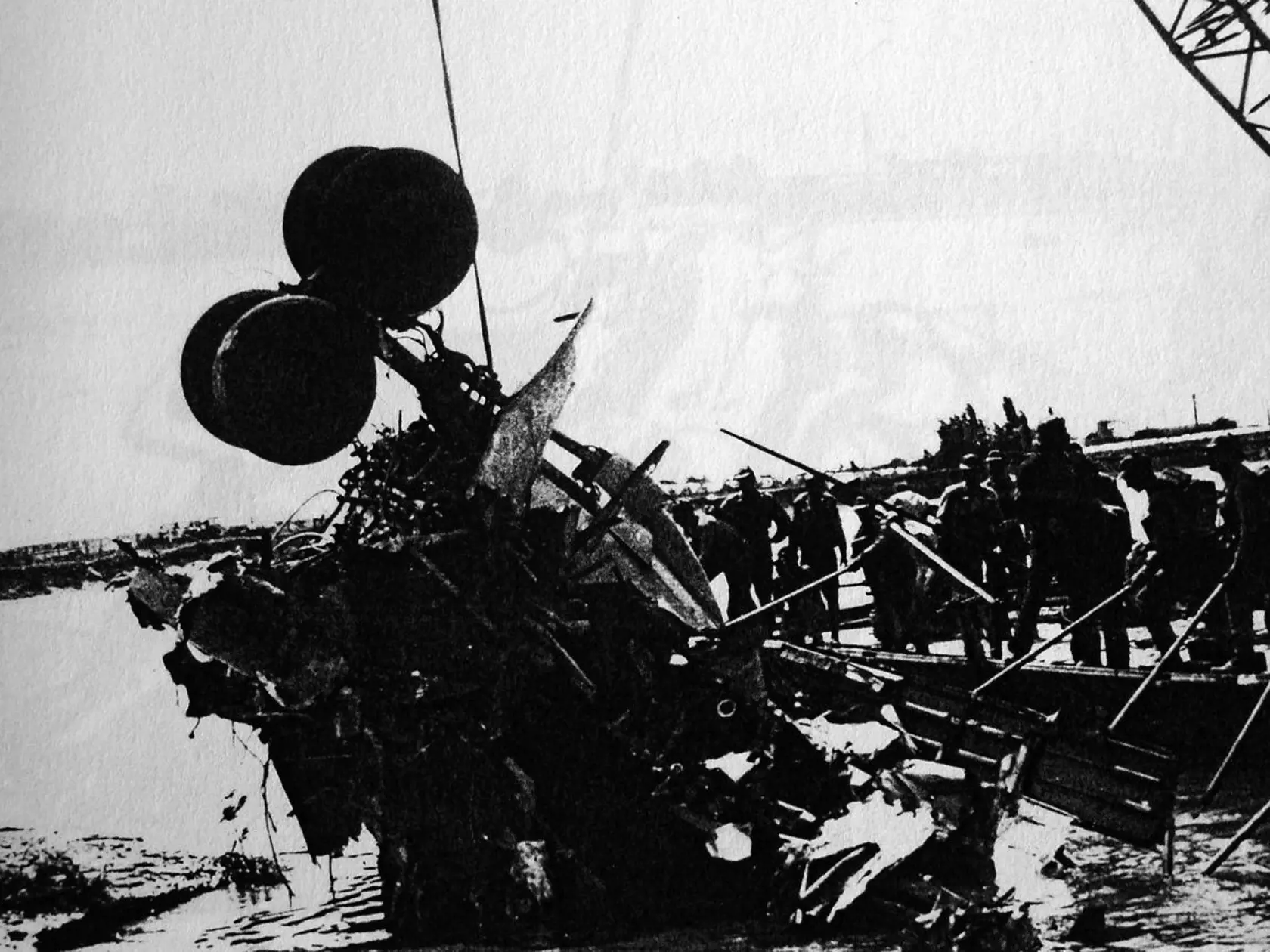 Havária na bratislavskom jazere Zlaté piesky z 28. júla 1976, pri ktorej zahynulo 76 ľudí. Patrí k najväčším leteckým nešťastiam v bývalom Československu. V lietadle mal sedieť aj spevák Pavol Hammel. Ten mal ale krušnú noc. Oslavovalo sa a pilo. V to osudné ráno bolo v hale pražského letiska nedýchateľne. Zmorený spevák tam po bujarom mejdane spal ako batoľa. Párty z predchádzajúceho dňa mala až také grády, že ho neprebudilo ani päť výziev k „odbavenu letu” ČSA 001 na linke Praha – Bratislava, s pravidelnou dobou odletu v 8:52. Vďaka vyššiemu osudu sa druhýkrát narodil.