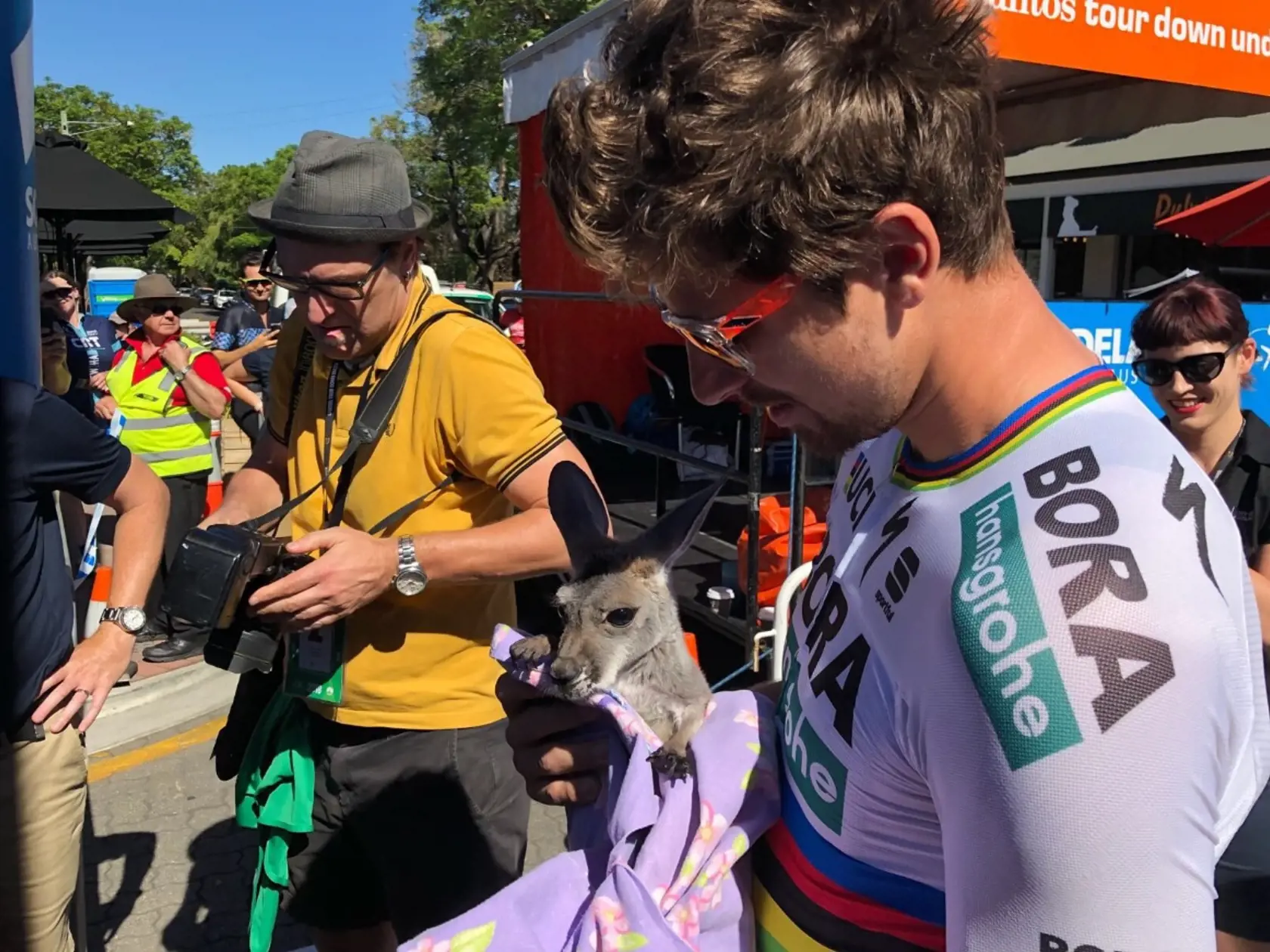 Peter Sagan sa pred druhou etapou pohral s mláďaťom kengury.