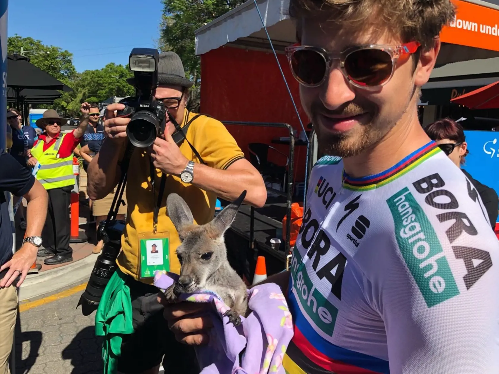 Peter Sagan sa pred druhou etapou pohral s mláďaťom kengury.