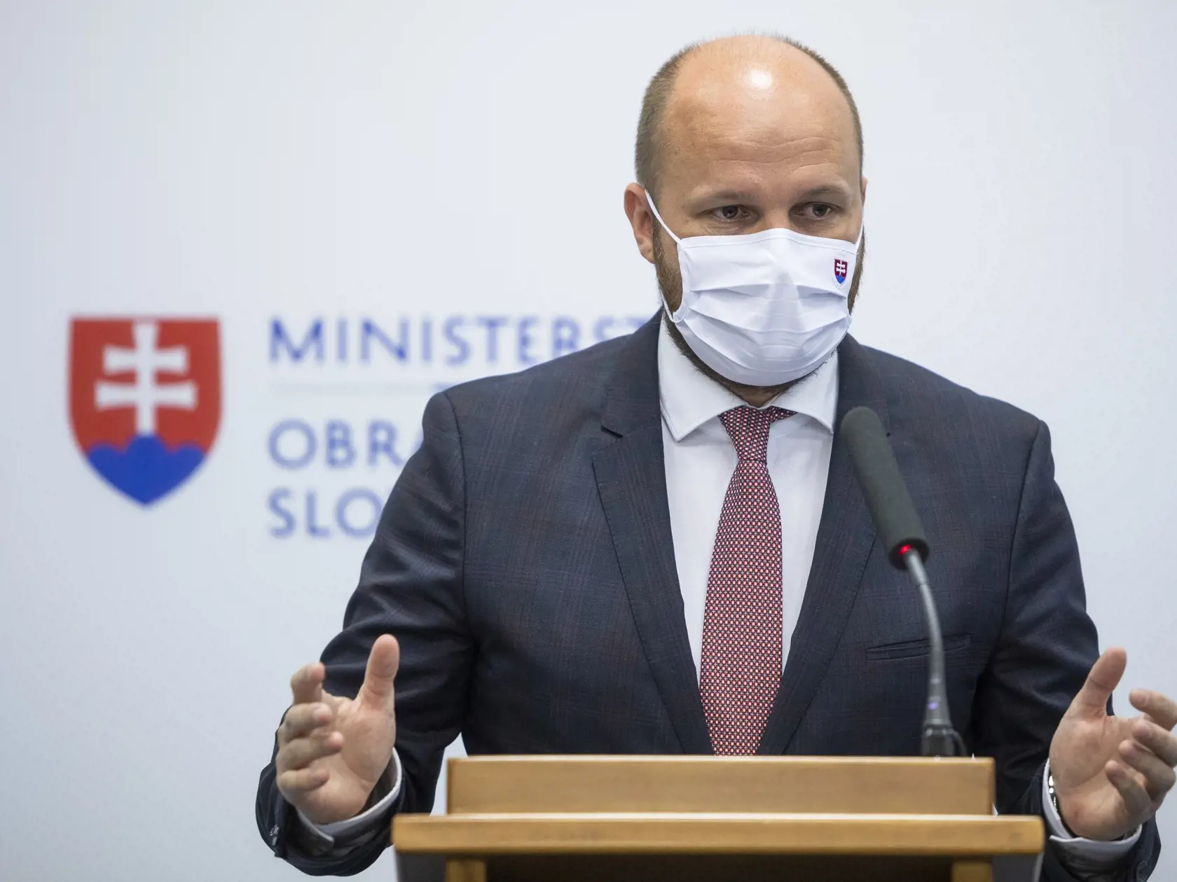 Na snímke minister obrany SR Jaroslav Naď  (OĽaNO) počas tlačovej konferencie na rezorte obrany v Bratislave v utorok 2. júna 2020. Medzinárodné letecké dni SIAF tento rok nebudú.  Letecké dni sa rozhodli zrušiť v súvislosti s pandémiou nového koronavírusu. FOTO TASR - Jaroslav Novák