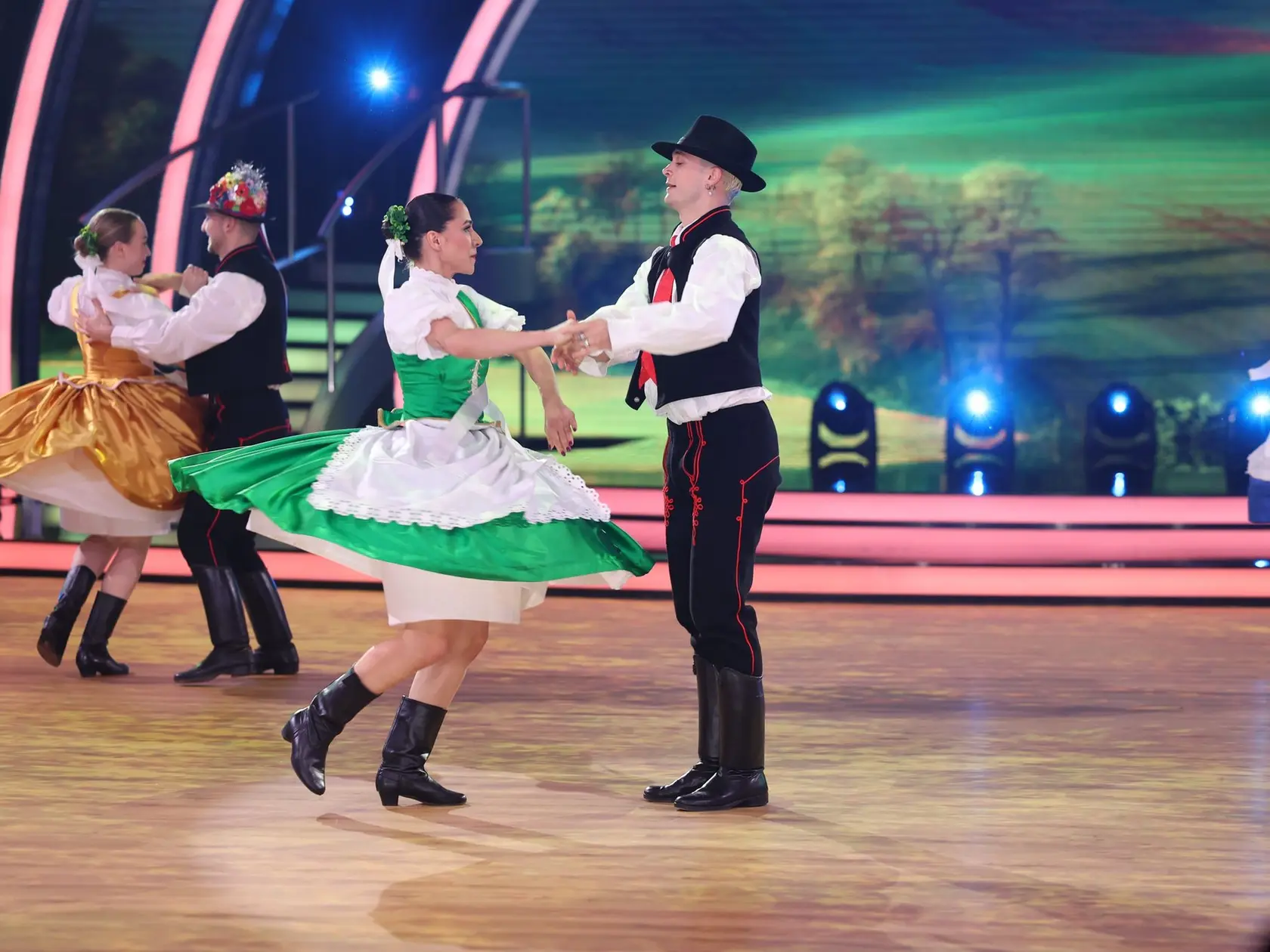8. kolo Let's Dance. Na snímke Eva Burešová a Maytáš Adamec.
