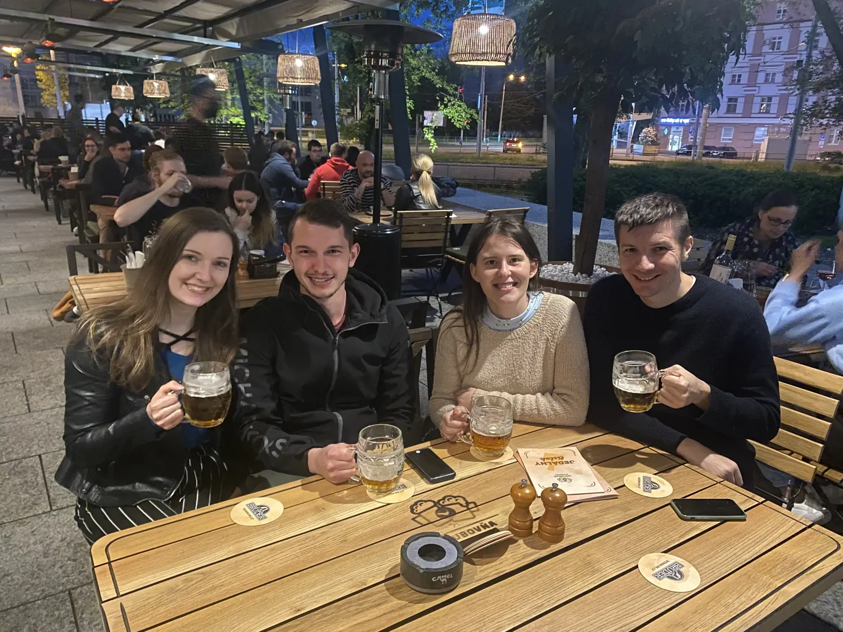 „Chceli sme ísť najprv do iného podniku, no tam nebolo ani jedno voľné miesto. Tu sme našťastie našli posledný stôl," povedala nám Silvia (25).
„Je to super, že nás nevyháňajú už o deviatej. Kvôli robote sa ani cez víkend nedokážeme všetci stretnúť skôr než o ôsmej, čo sa nám doteraz moc neoplatilo," povedal Michal (25).
