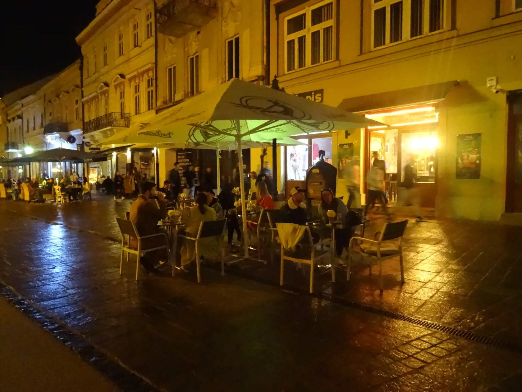 Podniky v dolnej časti Hlavnej ulice žili ruchom aj napriek nočnému kľudu.