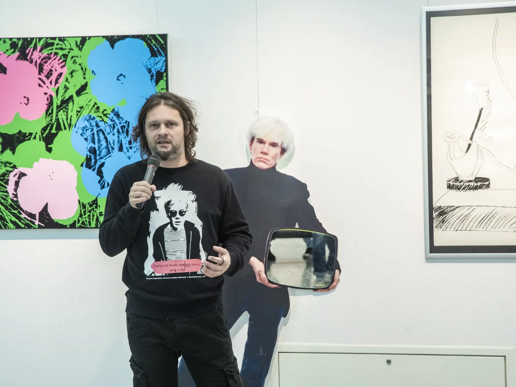 Mgr. Martin Cubjak vás veľmi ľahko presvedčí o tom, že Andy Warhol je fenomén svojej doby, a tak sa na neho treba aj pozerať.