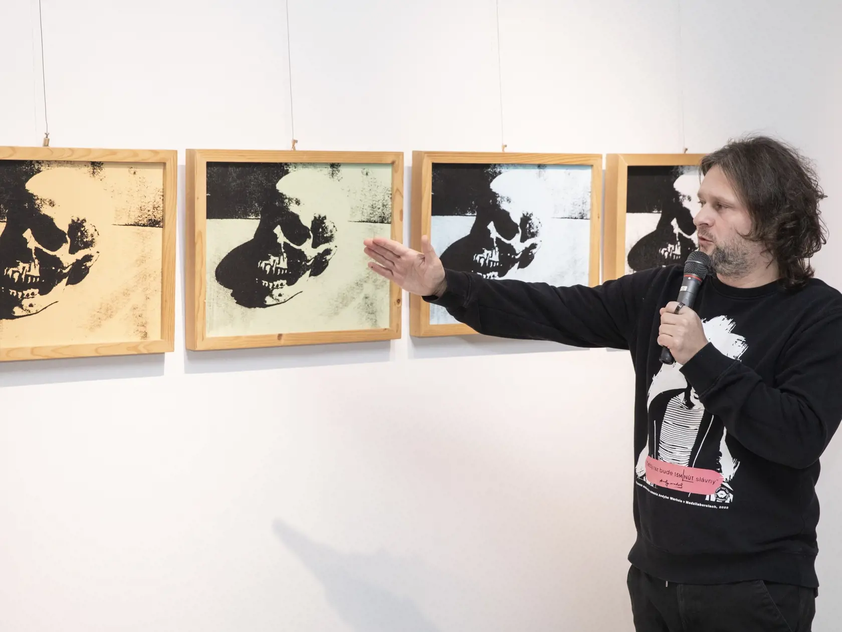 Andy Warhol a Smrť a katastrofy, ktorá približuje jeho pohľad na smrť.