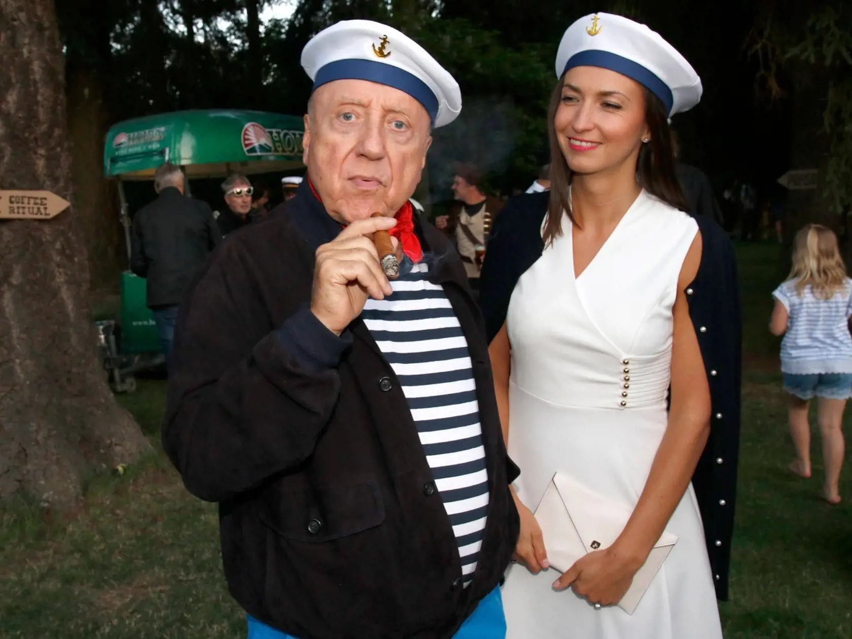 Felix a Lucia vyrazili na záhradnú párty.