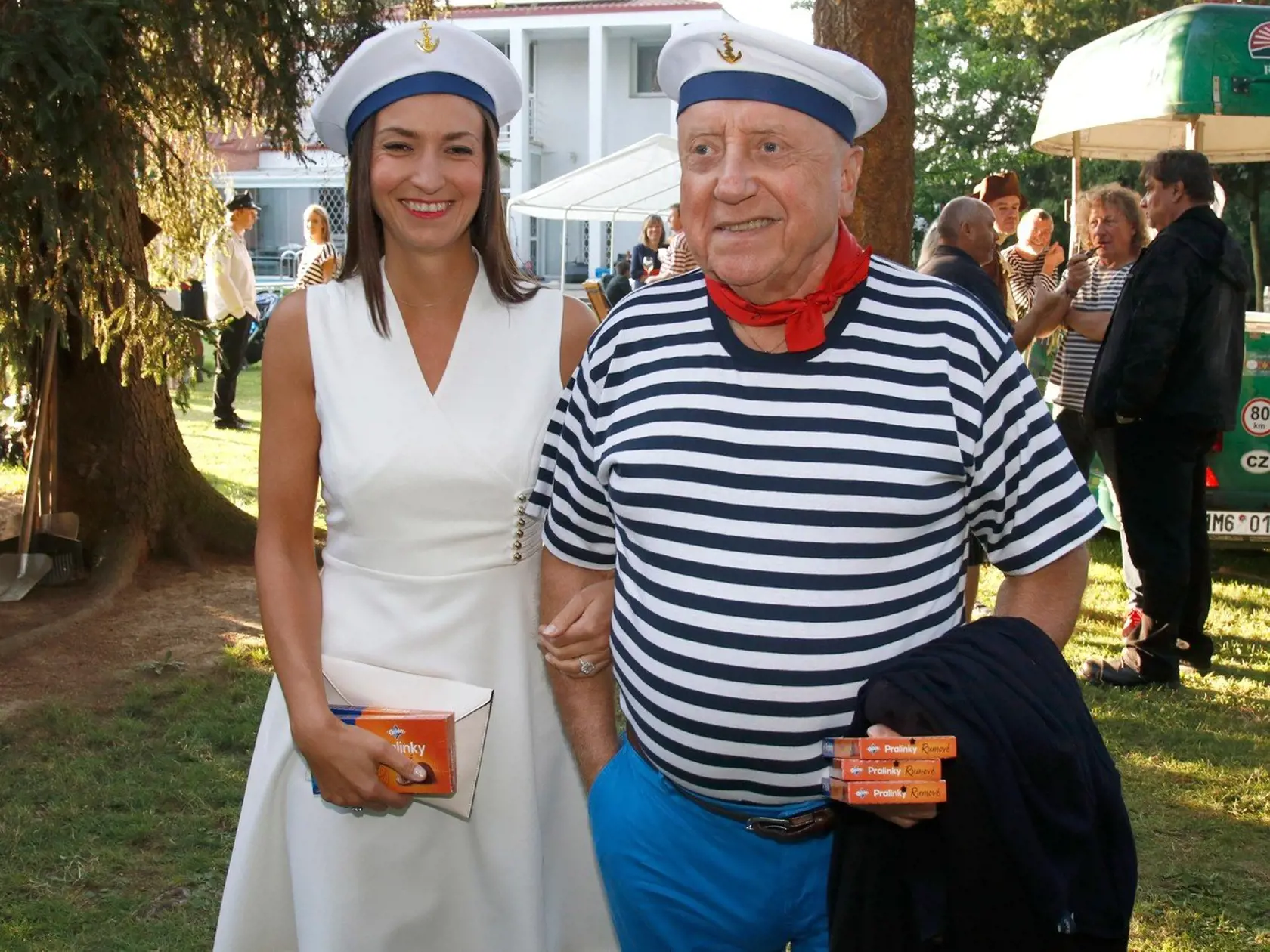 Felix a Lucia vyrazili na záhradnú párty.