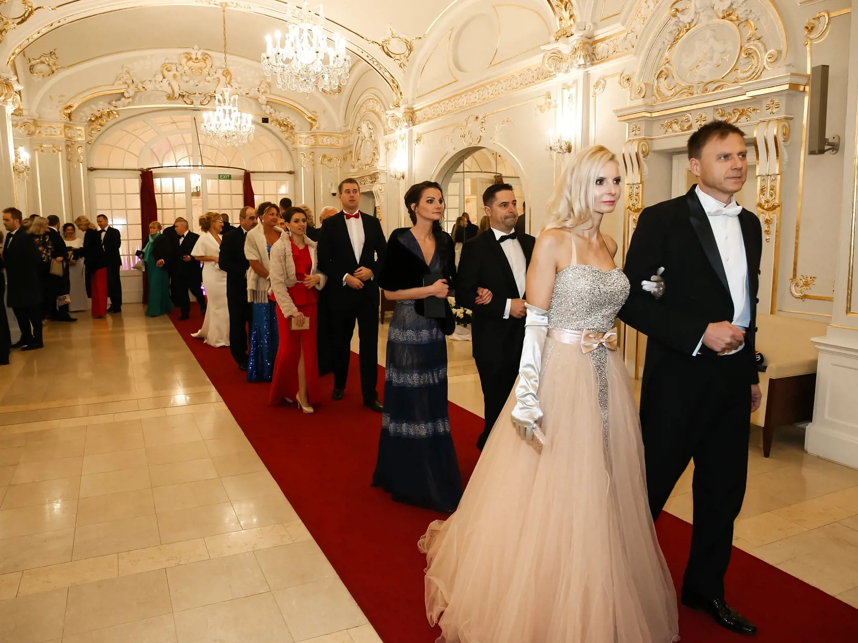 Bratislavsky bal v Redute patrí k luxusným, poradíme vám čo si obliecť na takýto ale aj na netradičný ples tak, aby ste vynikli.