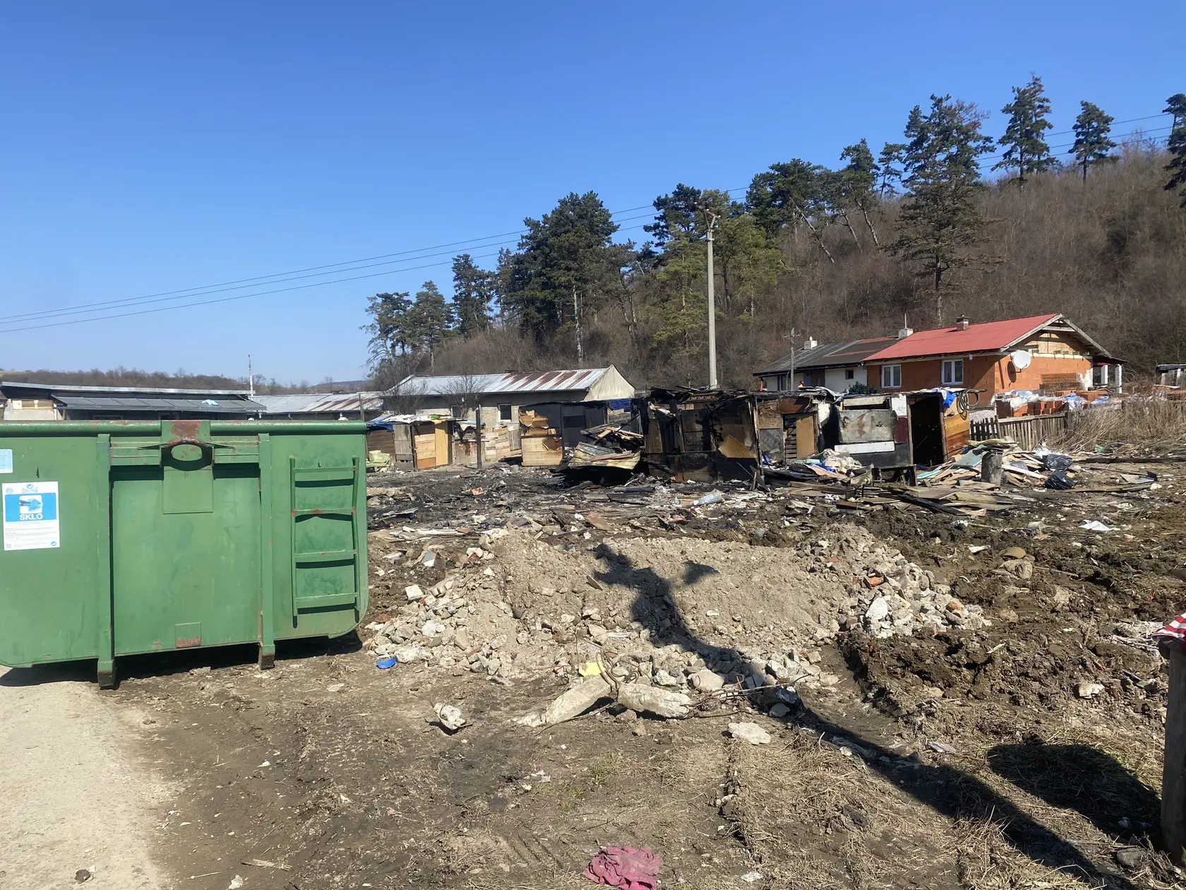 Upratovanie po požiari v osade vo Veľkom Šariši (okres Prešov).